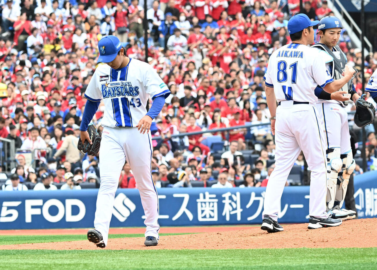 DeNA対広島　5回途中、DeNA相川亮二監督（右手前）に降板を告げられ、うつむきながらベンチに戻る深沢鳳介（撮影・千葉一成）