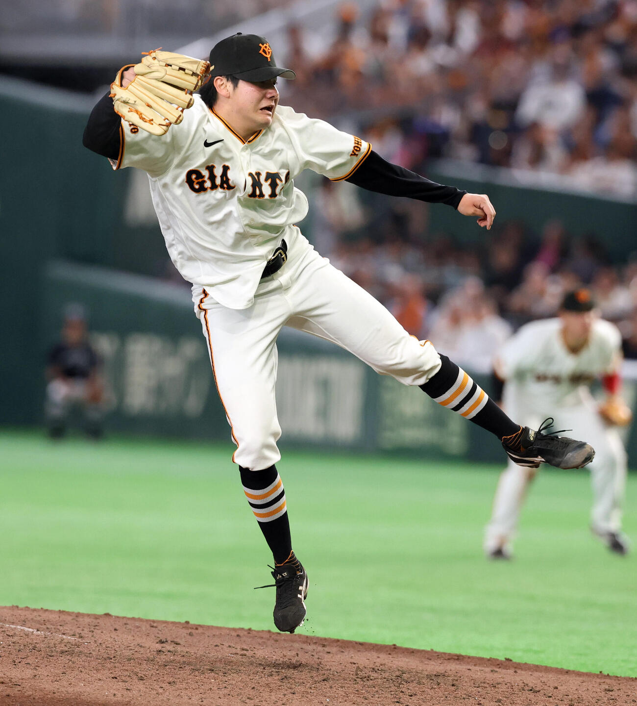 巨人対ヤクルト　7回表ヤクルト2死二、三塁、鈴木叶に投げ込む竹丸和幸（撮影・浅見桂子）