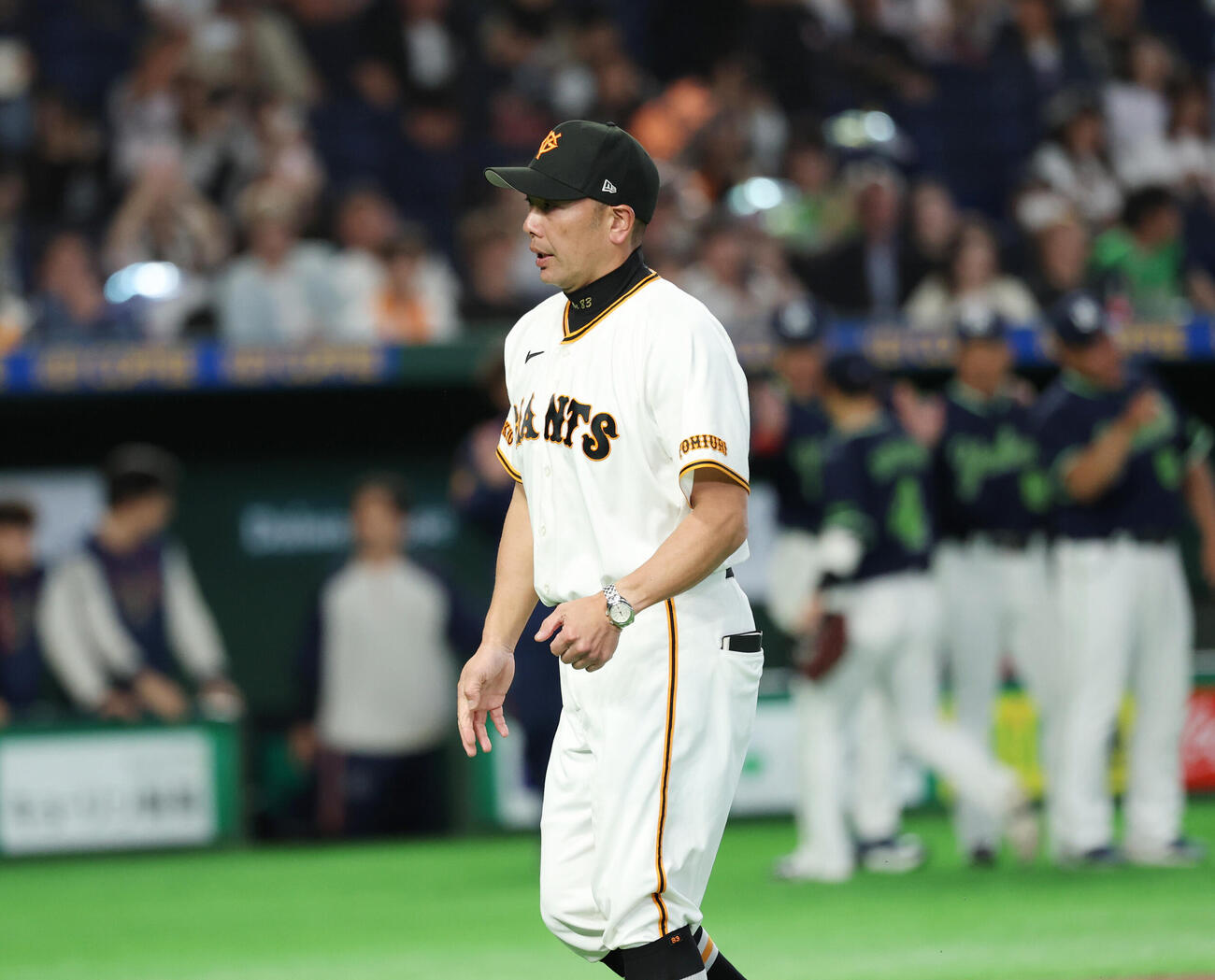 巨人対ヤクルト　ヤクルトに敗れ引き揚げる巨人阿部慎之助監督（撮影・増田悦実）