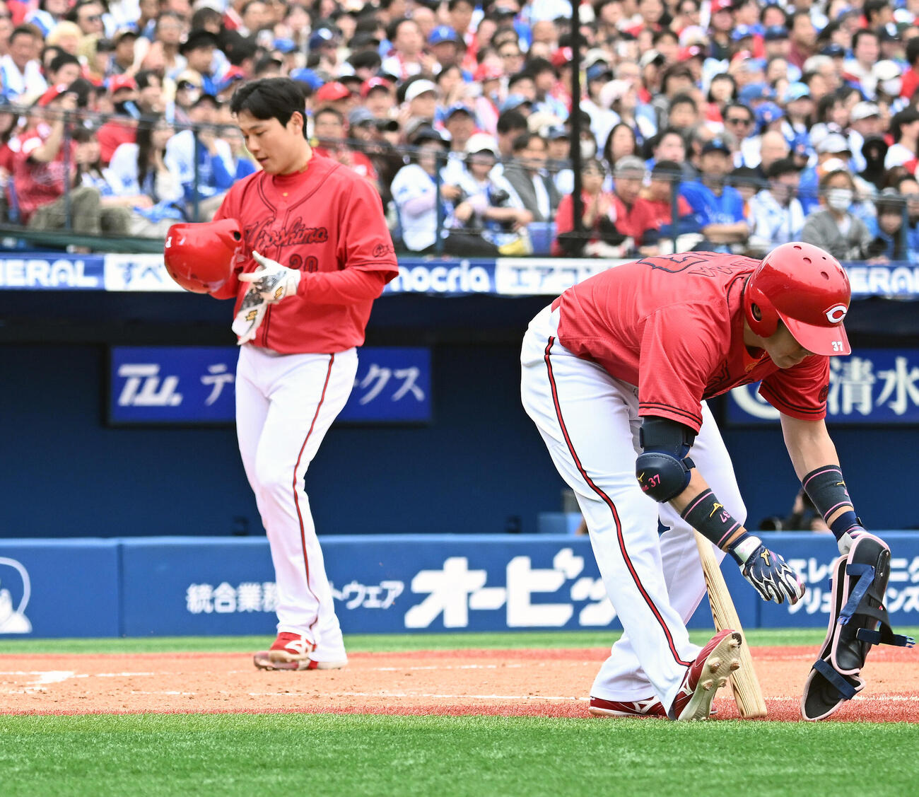 DeNA対広島　5回表広島二死満塁、野間峻祥（右）が押し出しの四球を選び、三走栗林良吏が生還する（撮影・千葉一成）