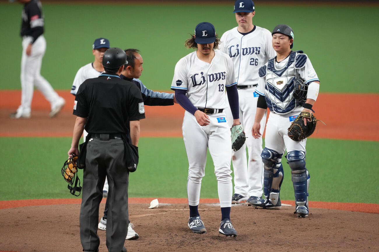 西武対ソフトバンク　3回表ソフトバンク1死、笹川吉康の打球が足に当たり痛がる高橋光成（中央）（撮影・足立雅史）