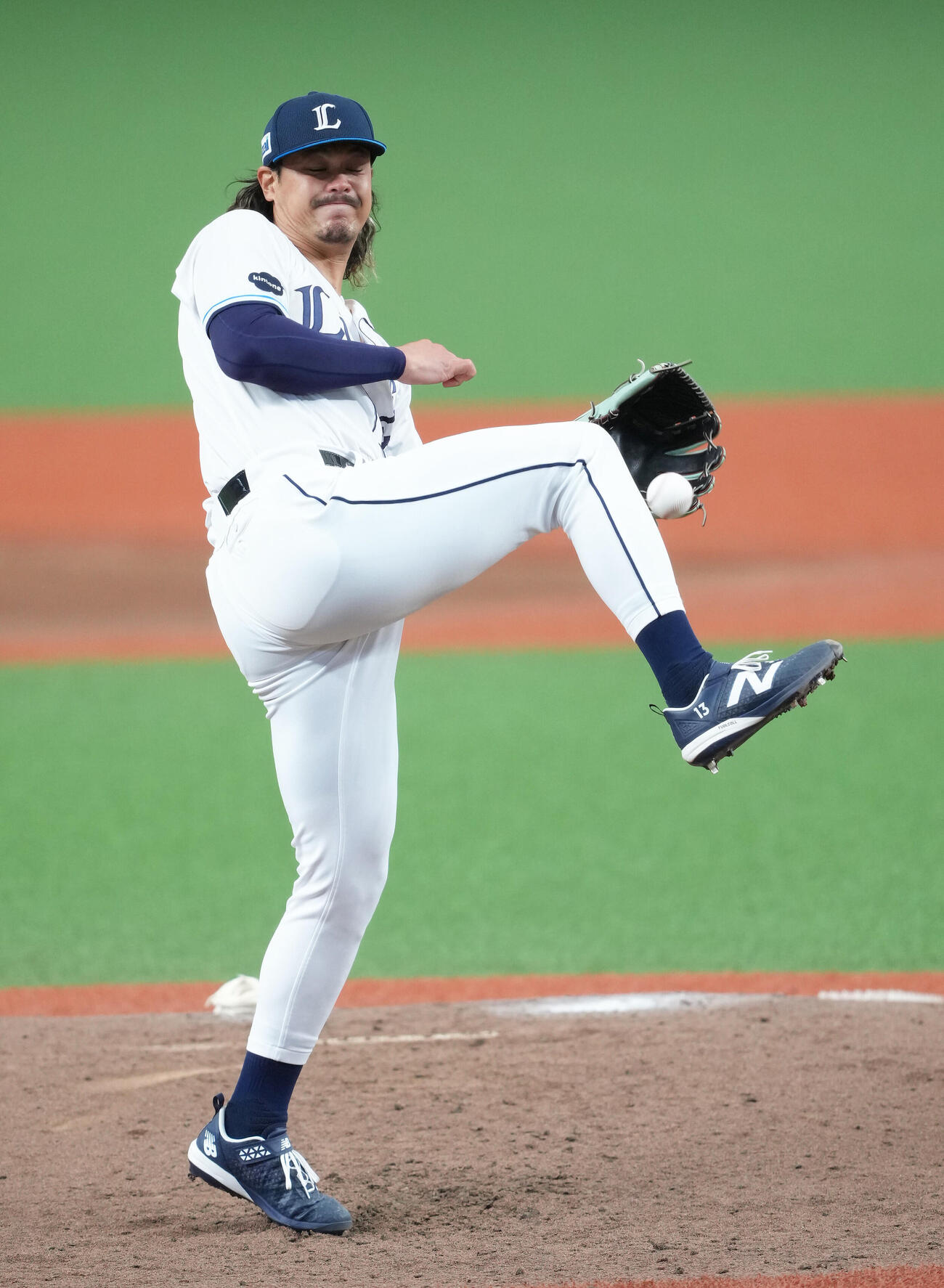 西武対ソフトバンク　3回表ソフトバンク1死、笹川吉康の打球が足に当たる高橋光成（撮影・足立雅史）