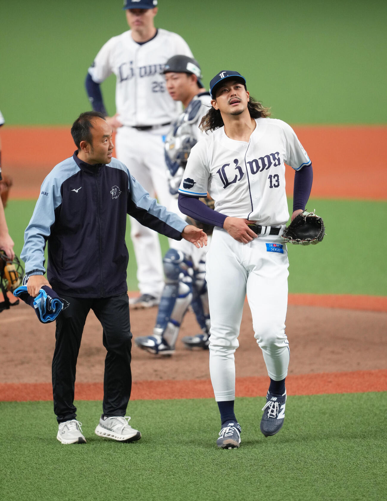 西武対ソフトバンク　3回表ソフトバンク1死、笹川吉康の打球が足に当たり痛がる高橋光成（右）（撮影・足立雅史）