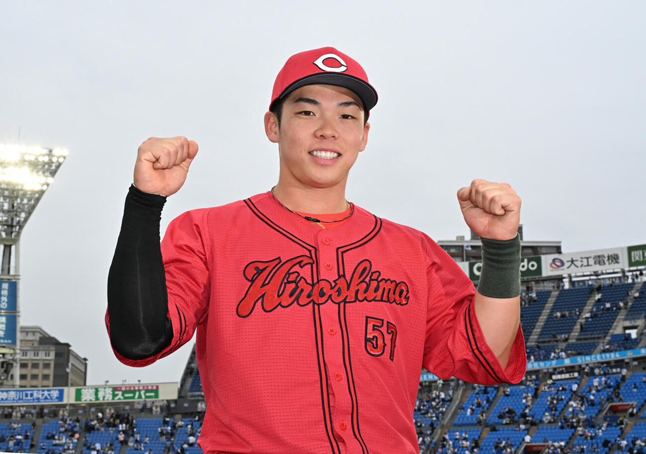 DeNA対広島　ヒーローインタビューを終え、ポーズをとる持丸泰輝（撮影・千葉一成）