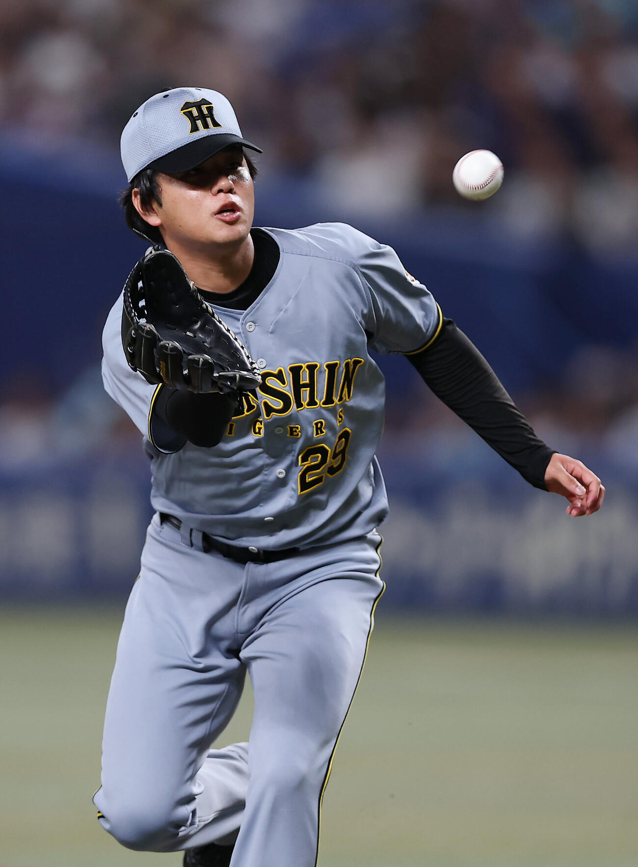 中日対阪神　2回裏中日2死一塁、鵜飼航丞の投ゴロをさばく高橋遥人（撮影・前田充）