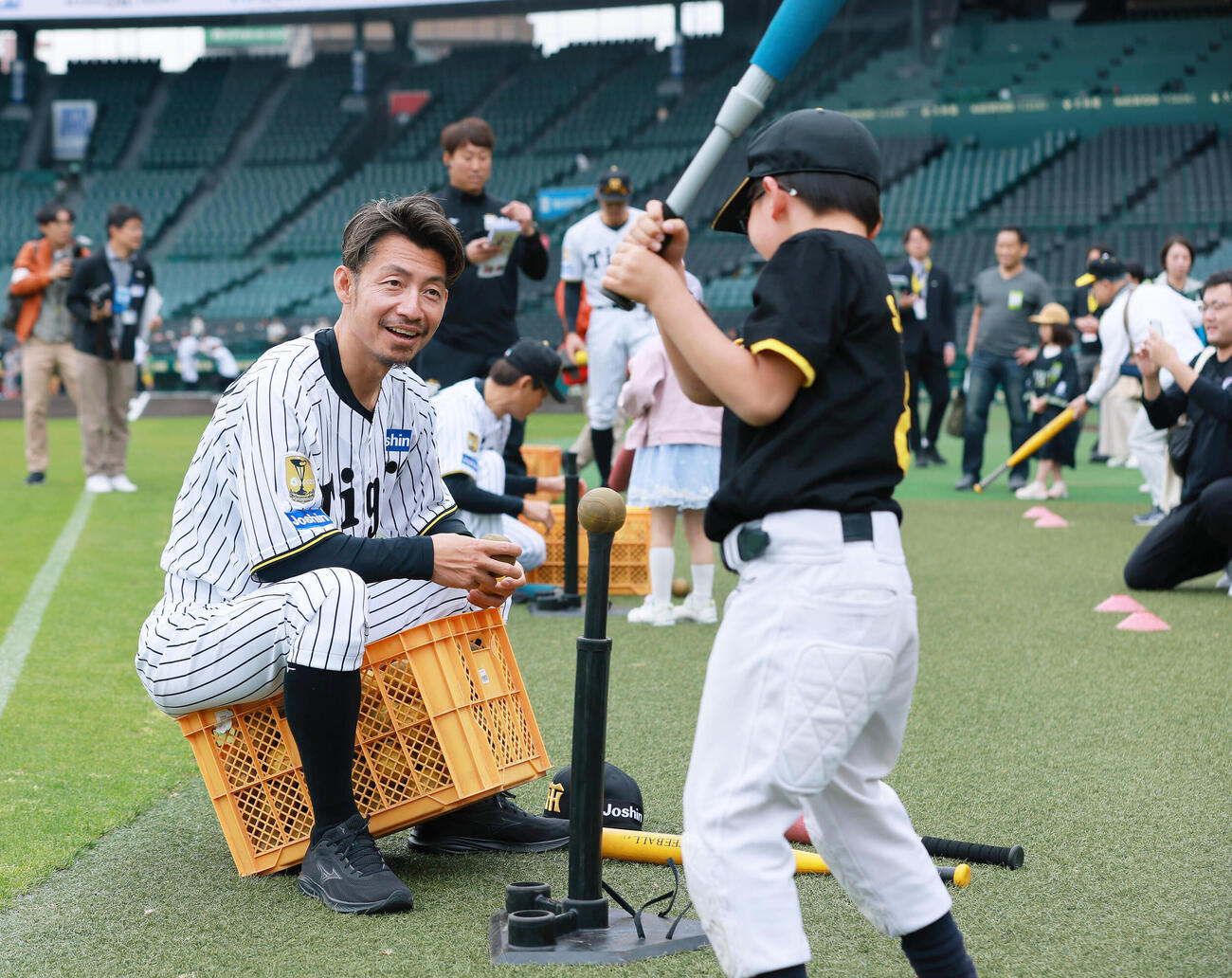 甲子園トライアルベースボールで児童たちと交流する阪神OB鳥谷敬氏（撮影・上山淳一）