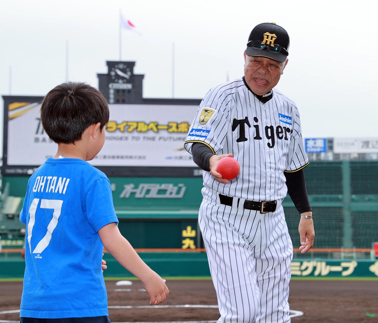 甲子園トライアルベースボールで児童たちと交流する阪神掛布雅之OB会長（撮影・上山淳一）