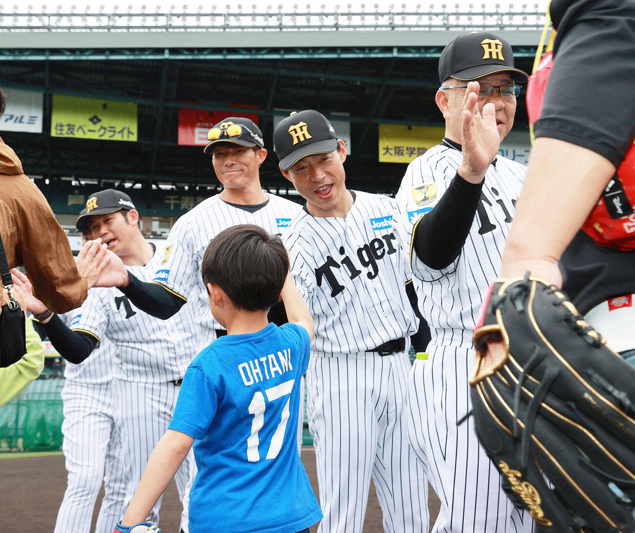 甲子園トライアルベースボールで児童らとハイタッチする、左から阪神岩田稔CA、糸井嘉男SA、桧山進次郎氏、掛布雅之OB会長（撮影・上山淳一）