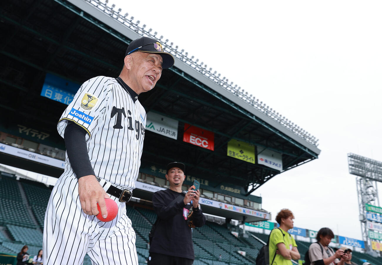 甲子園トライアルベースボールで児童たちと交流す阪神掛布雅之OB会長（撮影・上山淳一）