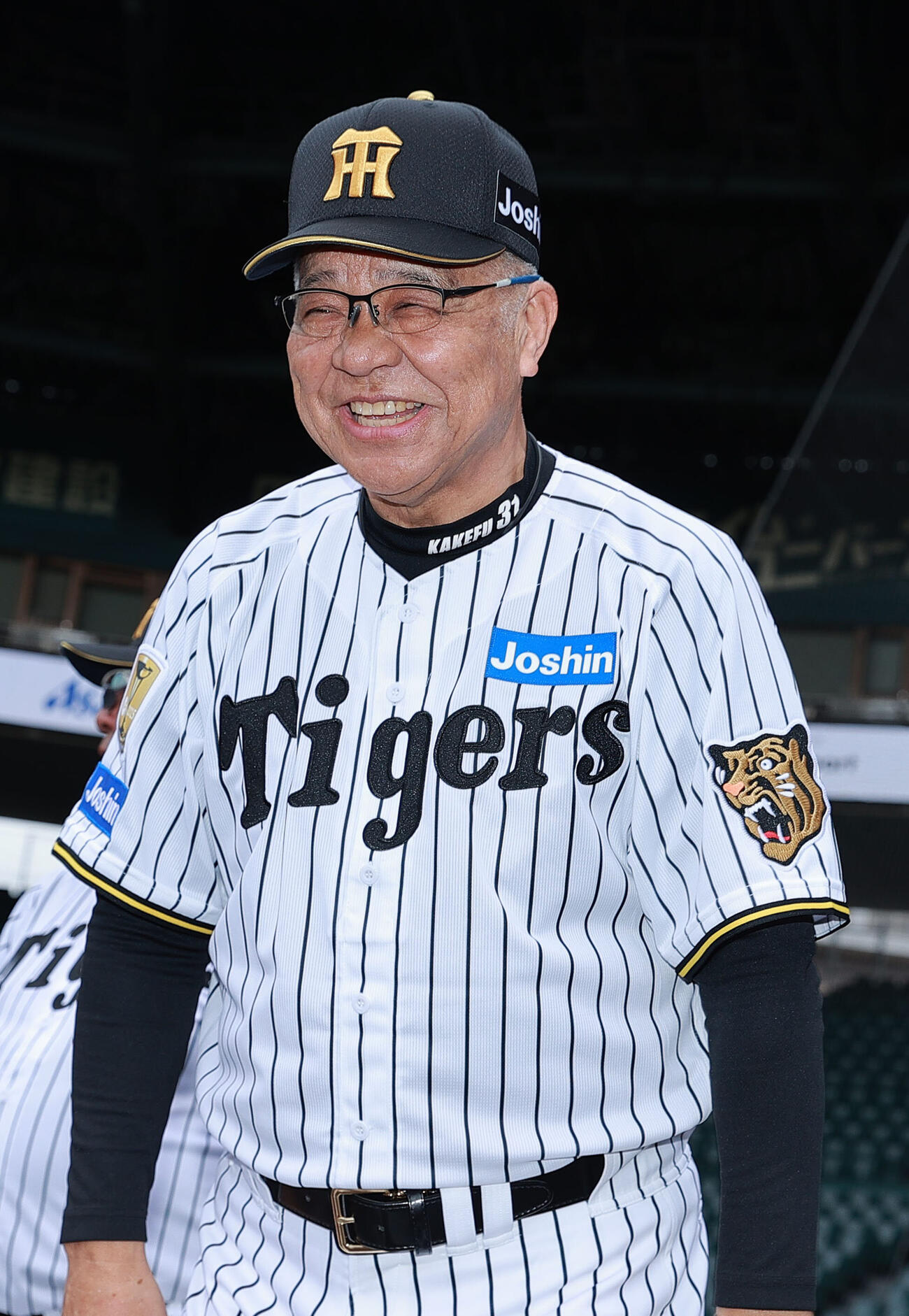 甲子園トライアルベースボールで児童たちと交流す阪神掛布雅之OB会長（撮影・上山淳一）
