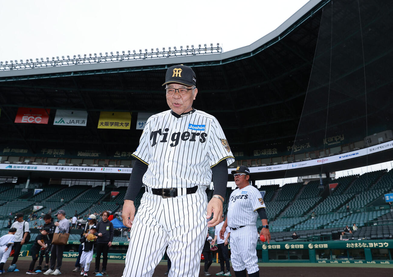 甲子園トライアルベースボールで児童たちと交流す阪神掛布雅之OB会長（撮影・上山淳一）
