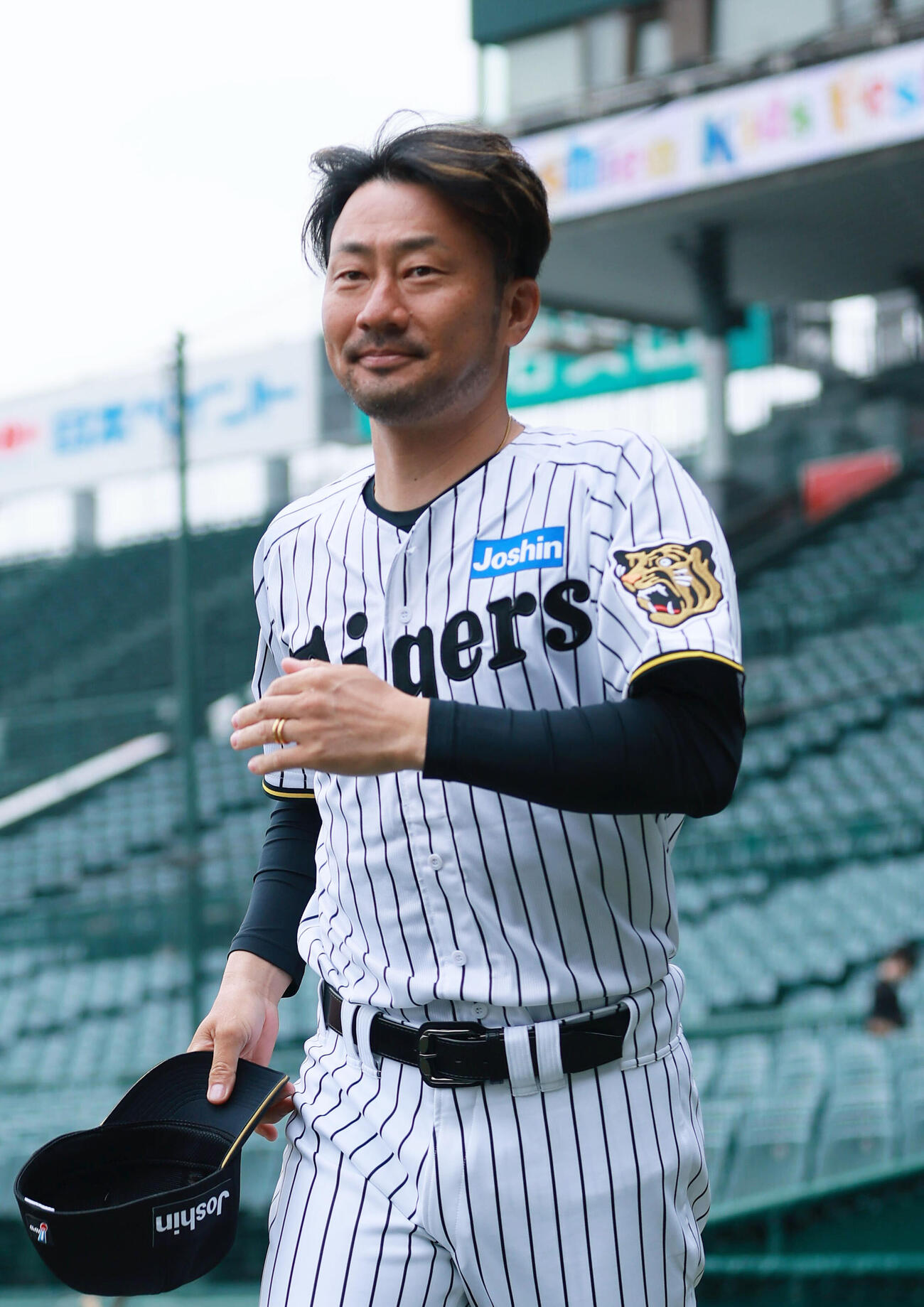 甲子園トライアルベースボールに参加する阪神OB鳥谷敬氏阪神OB狩野恵輔氏（撮影・上山淳一）