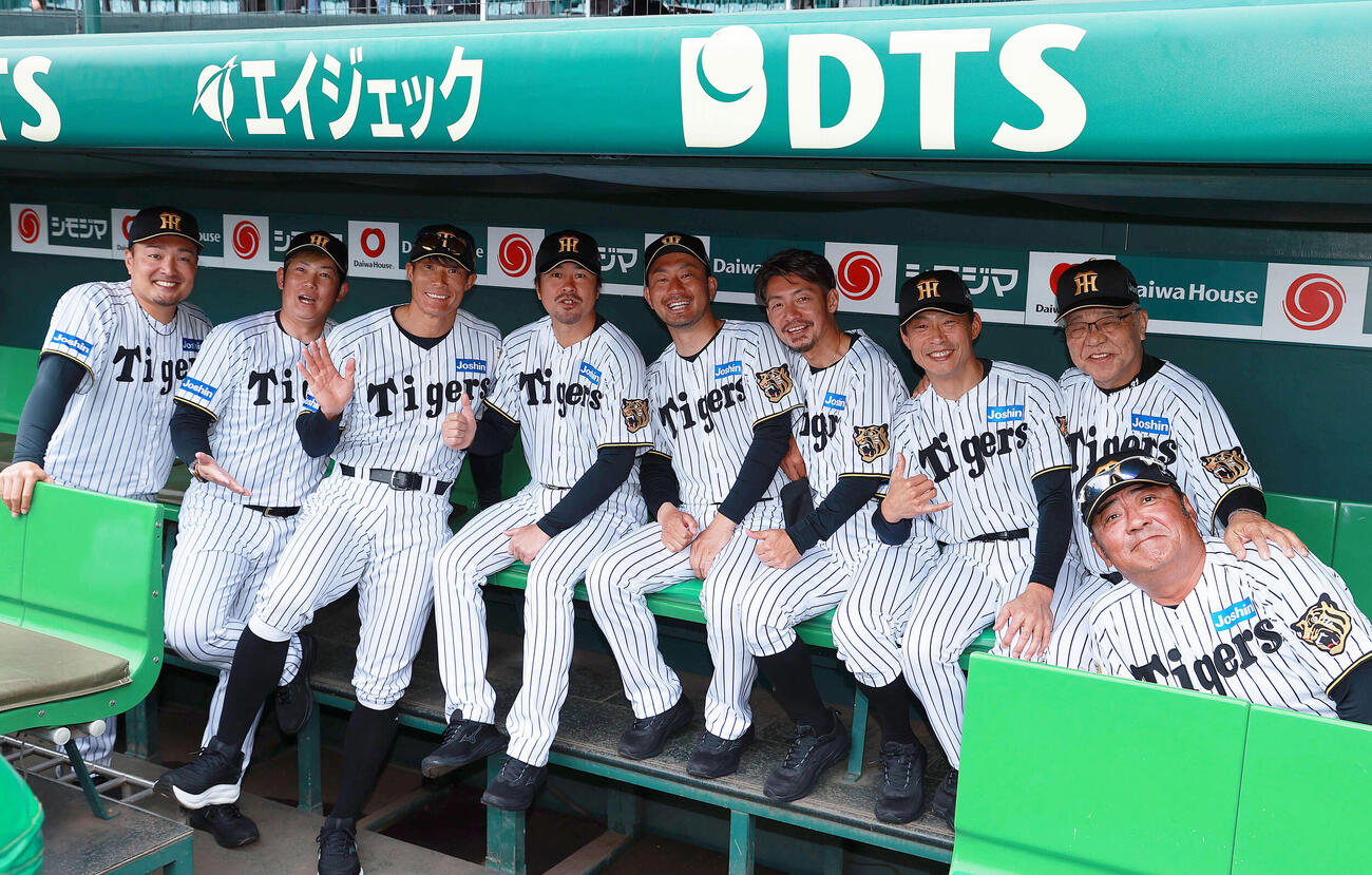 甲子園トライアルベースボールで記念撮影する、左から阪神秋山拓巳BA、阪神岩田稔CA、阪神糸井嘉男SA、阪神OB葛城育郎氏、阪神OB狩野恵輔氏、阪神OB鳥谷敬氏、阪神OB桧山進次郎氏、阪神掛布雅之OB会長、阪神OB亀山努氏（撮影・上山淳一）