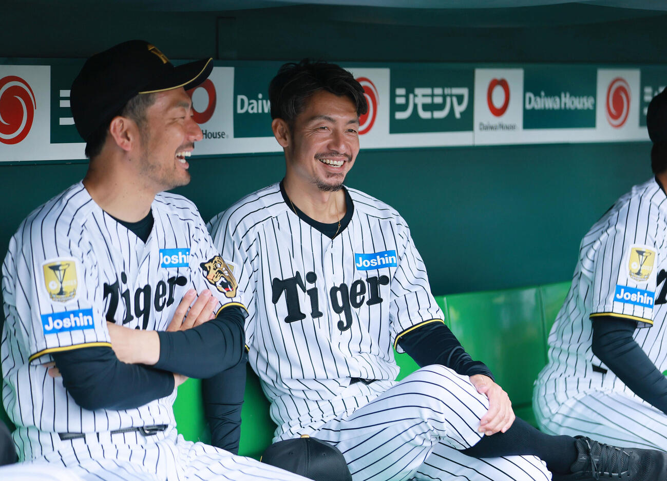 甲子園トライアルベースボールで笑顔を見せる阪神OB鳥谷敬氏（右）と阪神OB狩野恵輔氏（撮影・上山淳一）