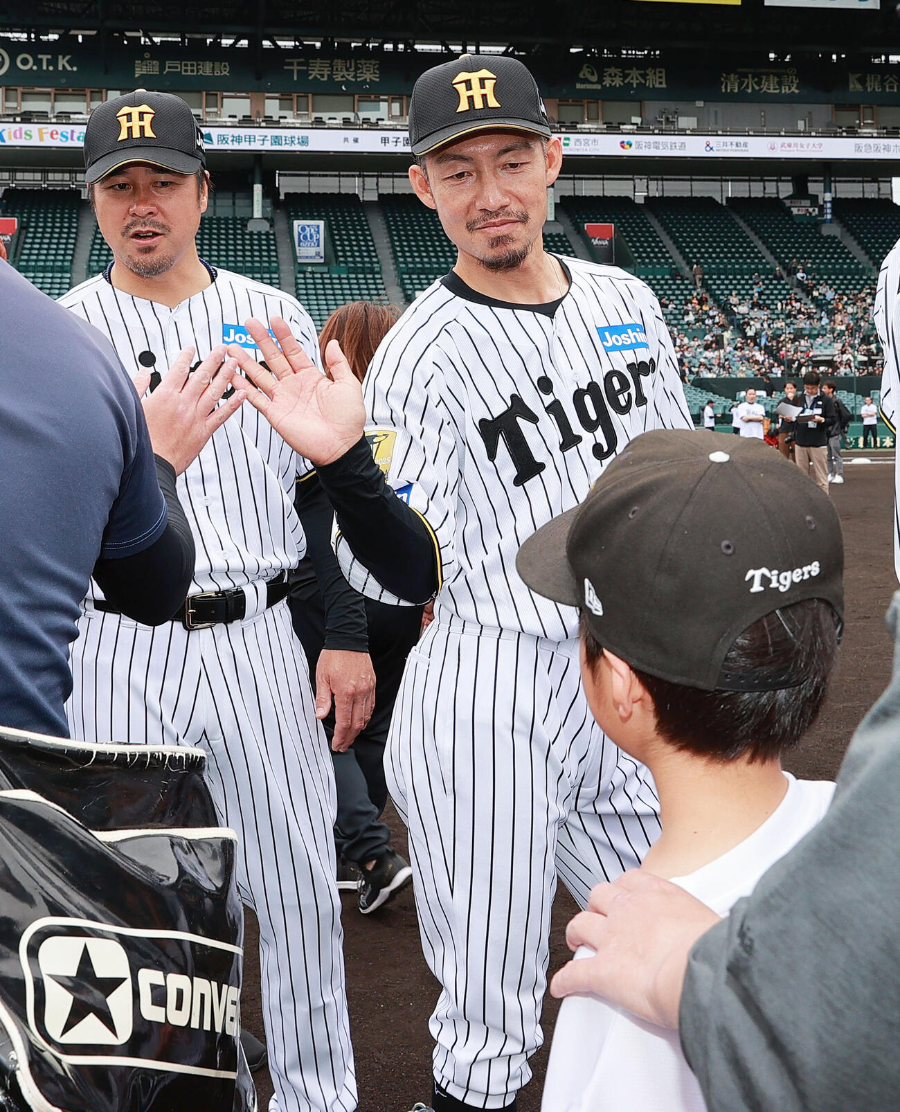 甲子園トライアルベースボールで児童たちとハイタッチする阪神OB鳥谷敬氏（手前）と阪神OB葛城育郎氏（撮影・上山淳一）