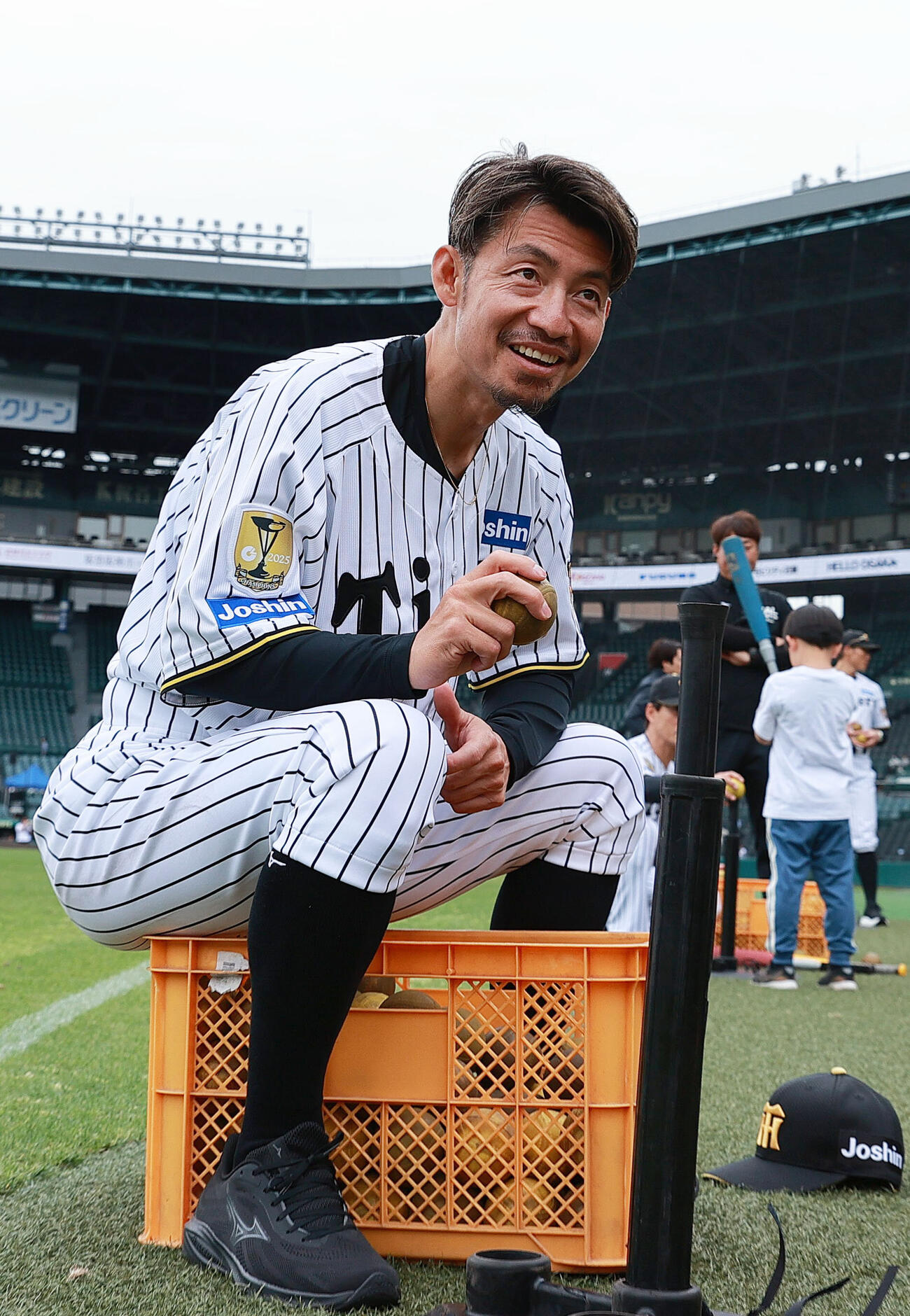 甲子園トライアルベースボールで児童たちと交流する阪神OB鳥谷敬氏（撮影・上山淳一）