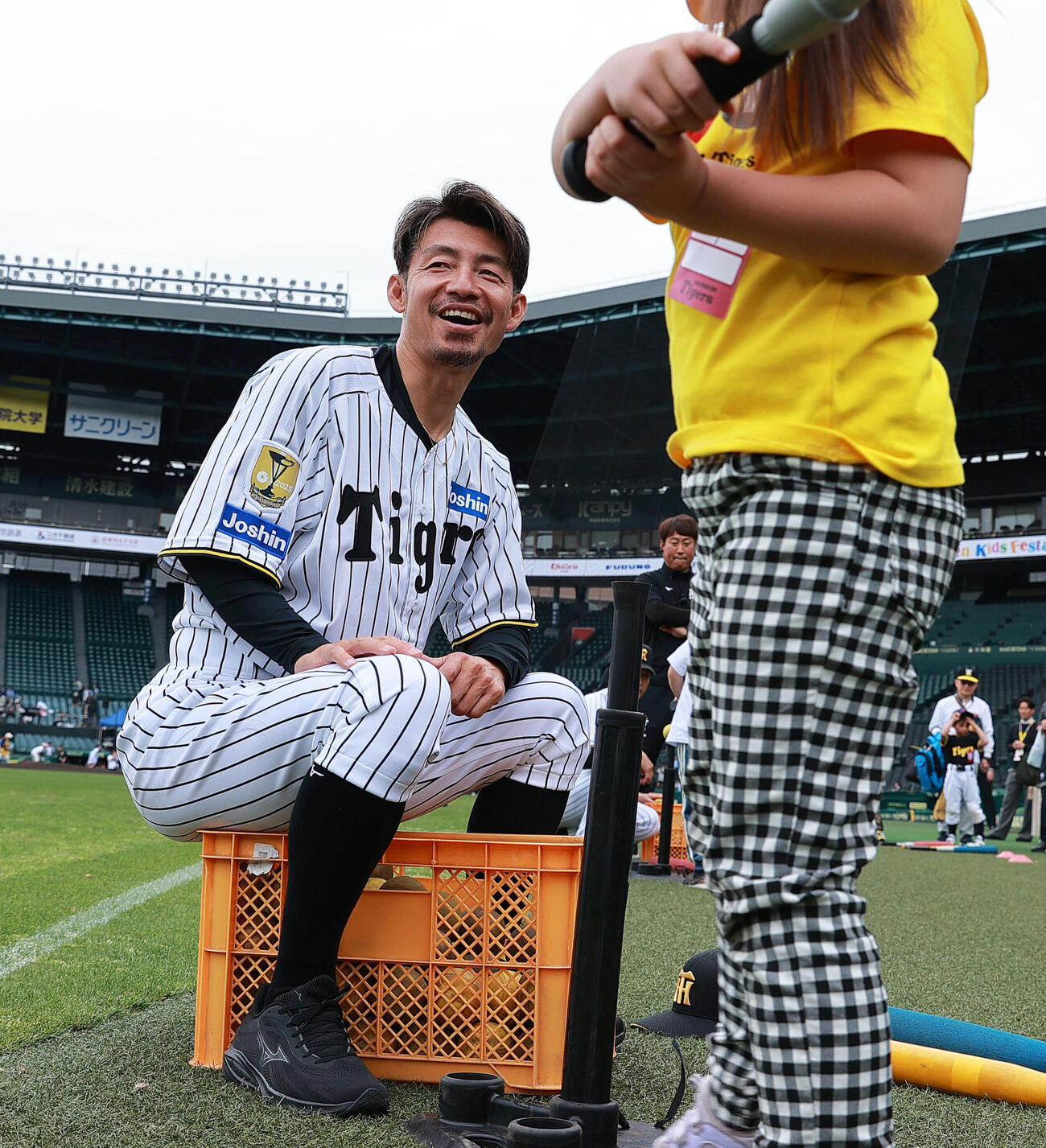 甲子園トライアルベースボールで児童たちと交流する阪神OB鳥谷敬氏（撮影・上山淳一）