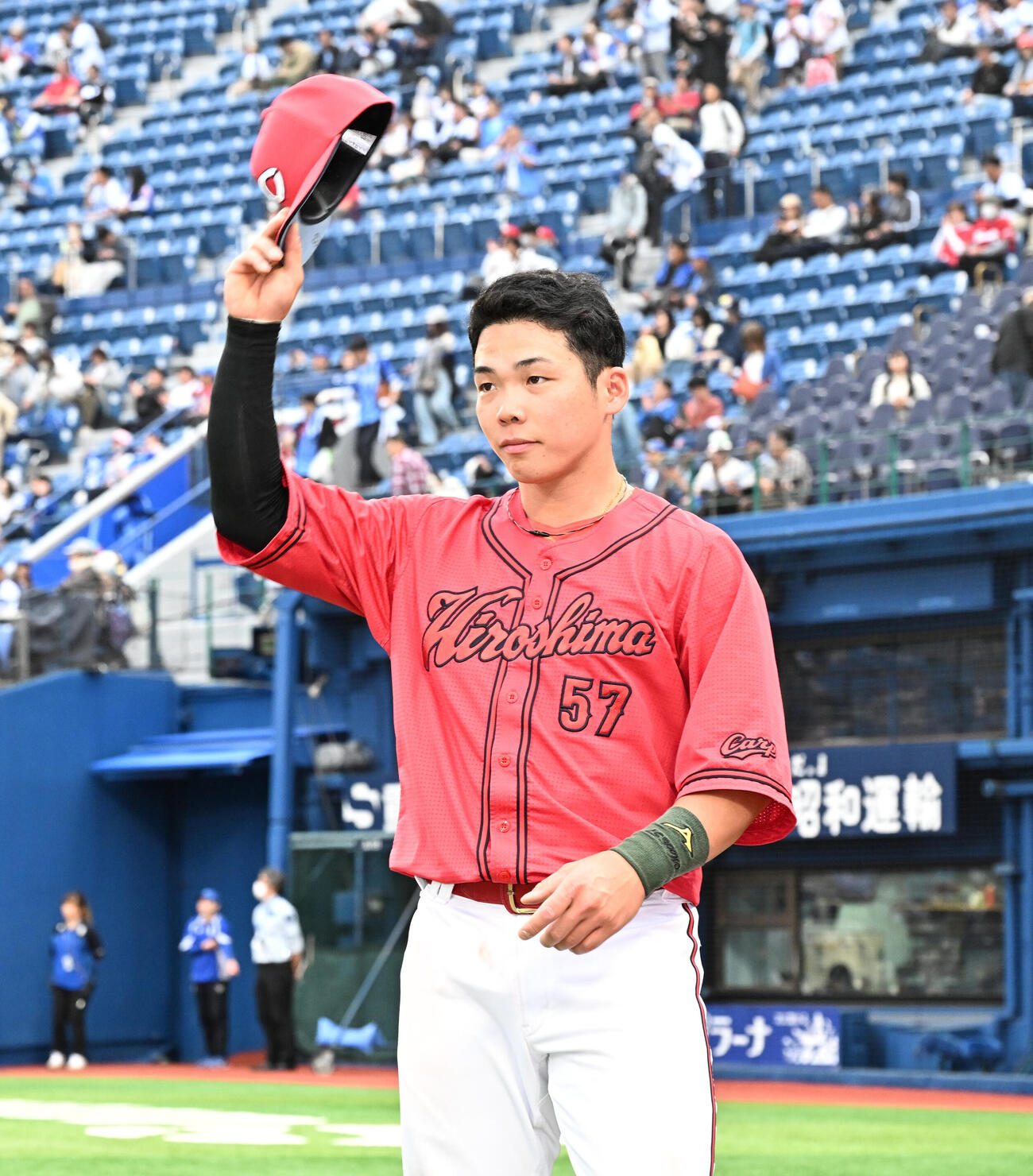 DeNA対広島　ヒーローインタビューを終え、ファンの歓声に応える持丸泰輝（撮影・千葉一成）