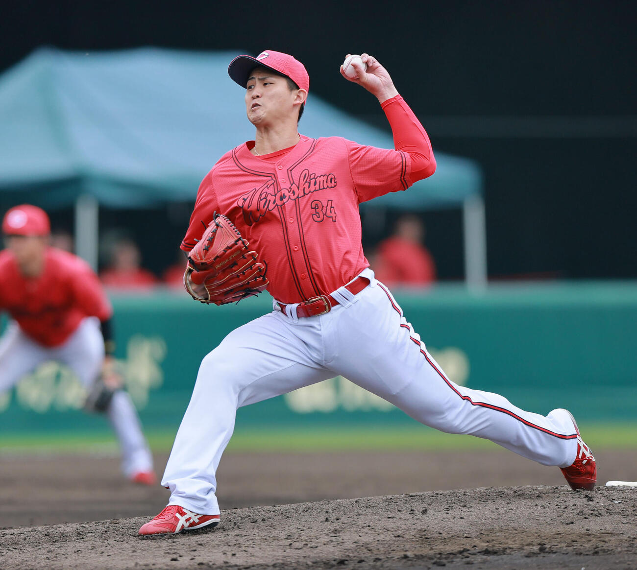 ウエスタン・リーグ阪神対広島　5回裏阪神1死一塁、山田脩也は適時二塁打を放ち二塁で喜ぶ（撮影・上山淳一）