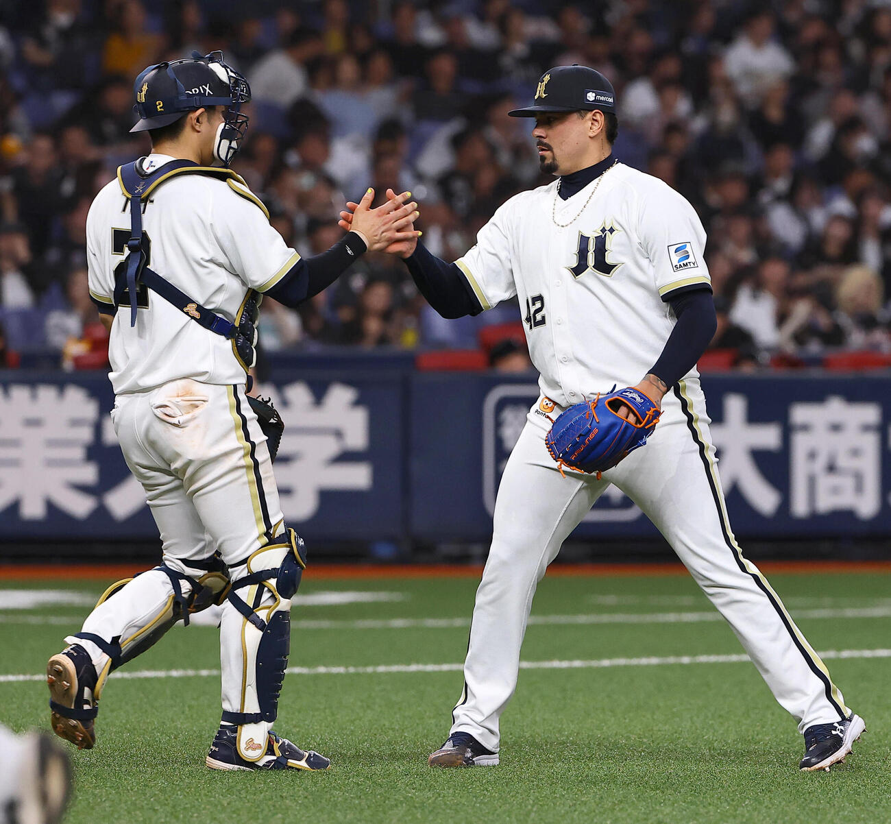 オリックス対ロッテ　若月健矢（左）とハイタッチをして勝利を喜ぶアンドレス・マチャド（撮影・上田博志）