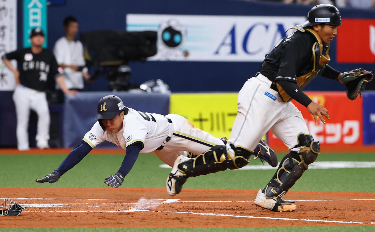 オリックス対ロッテ　7回裏オリックス1死一、三塁、宜保翔は若月健矢のセーフティースクイズで生還する（撮影・上田博志）