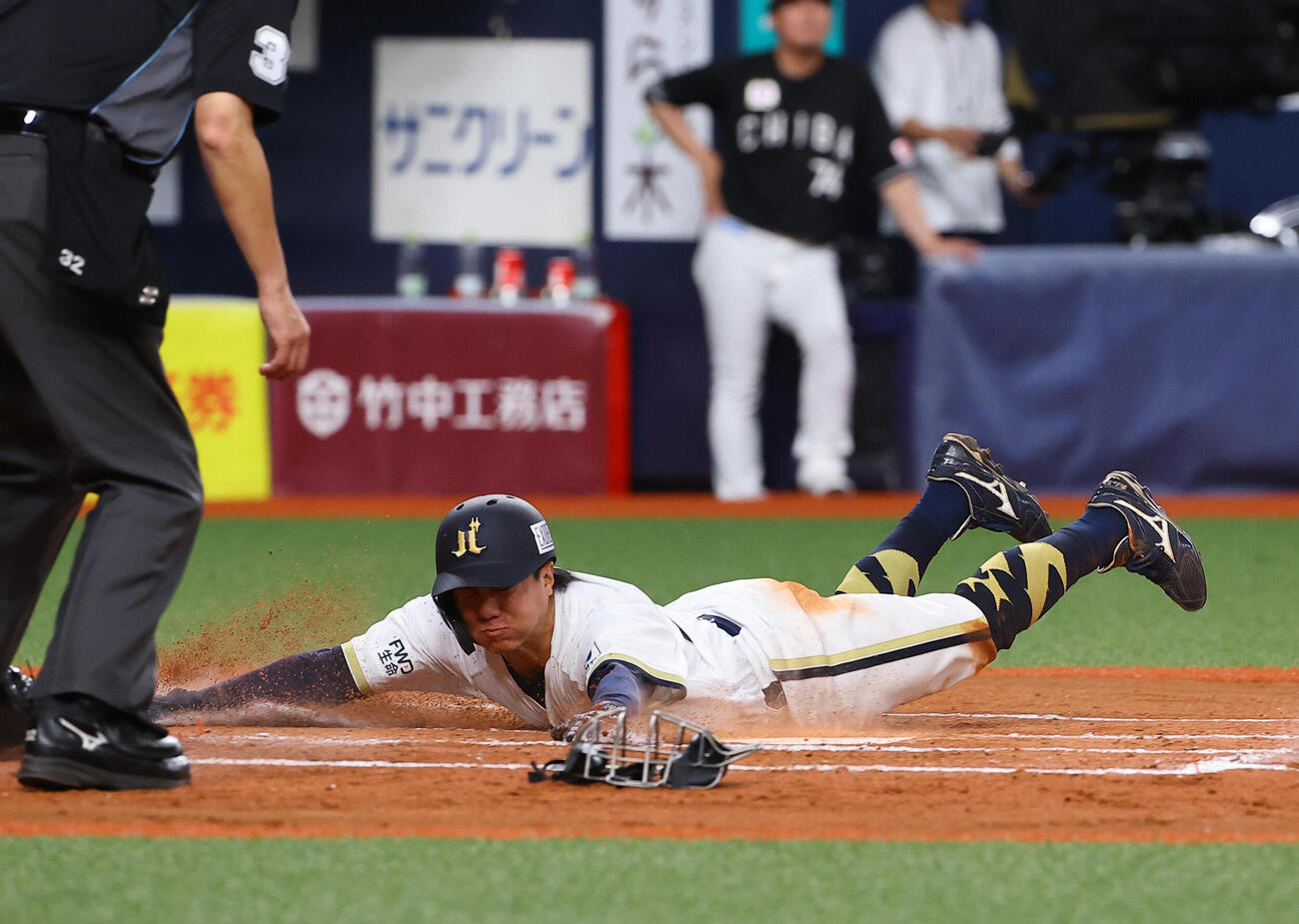 オリックス対ロッテ　7回裏オリックス1死一、三塁、宜保翔は若月健矢のセーフティースクイズで生還する（撮影・上田博志）