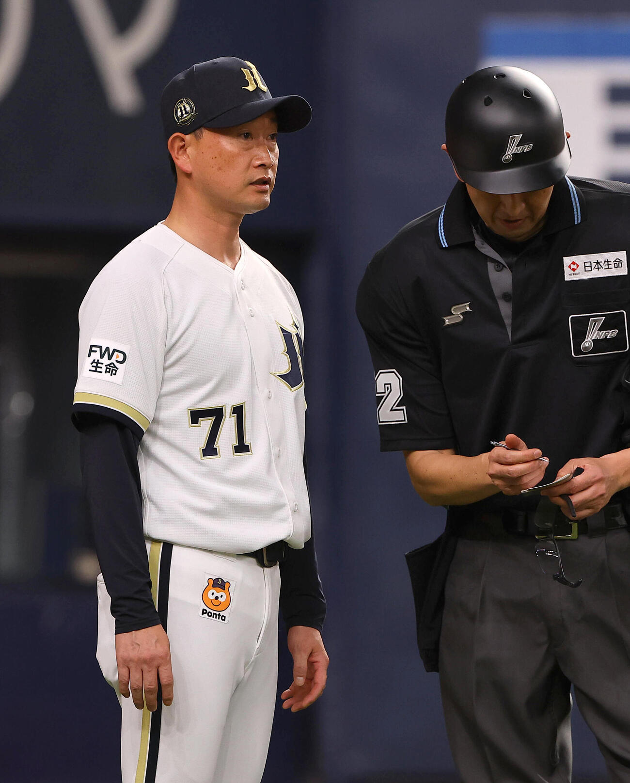 オリックス対ロッテ　選手交代を告げる岸田護監督（撮影・上田博志）