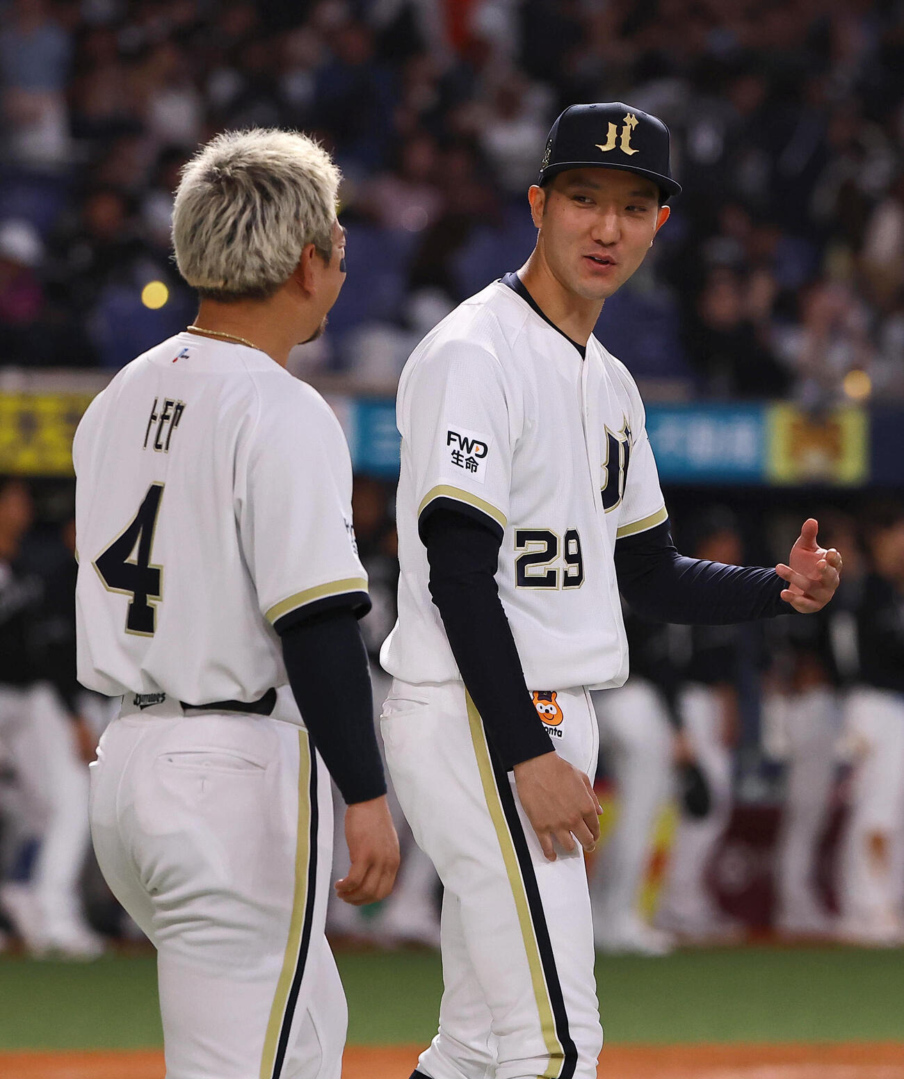 オリックス対ロッテ　今季初勝利した田嶋大樹（右）は森友哉と笑顔を見せる（撮影・上田博志）