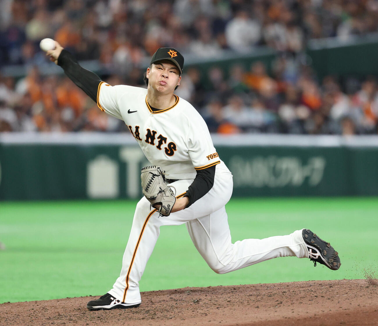 巨人対ヤクルト　巨人2番手で登板し力投する田和廉（撮影・増田悦実）