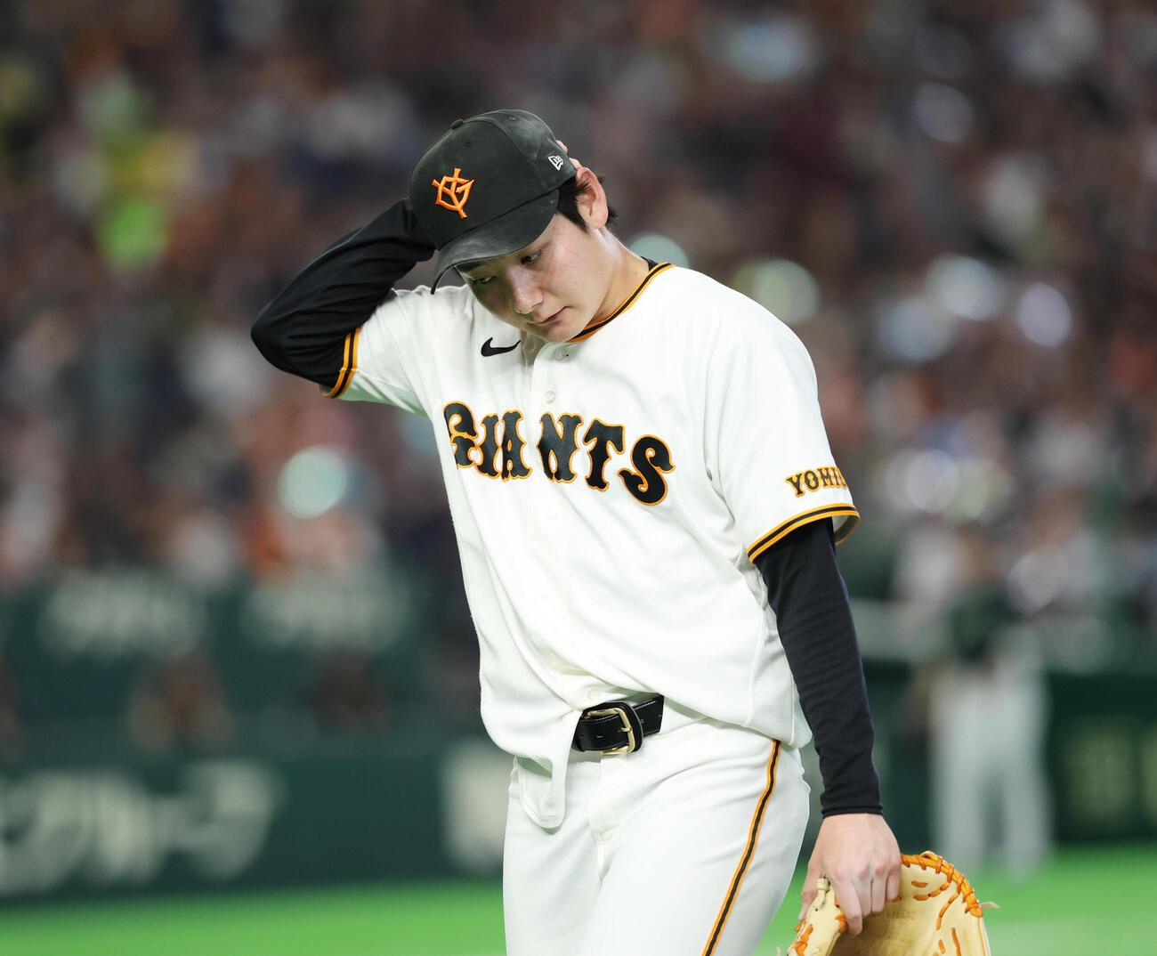 巨人対ヤクルト　7回表ヤクルト2死三塁、交代を告げられがっくりとベンチへ下がる竹丸和幸（撮影・増田悦実）