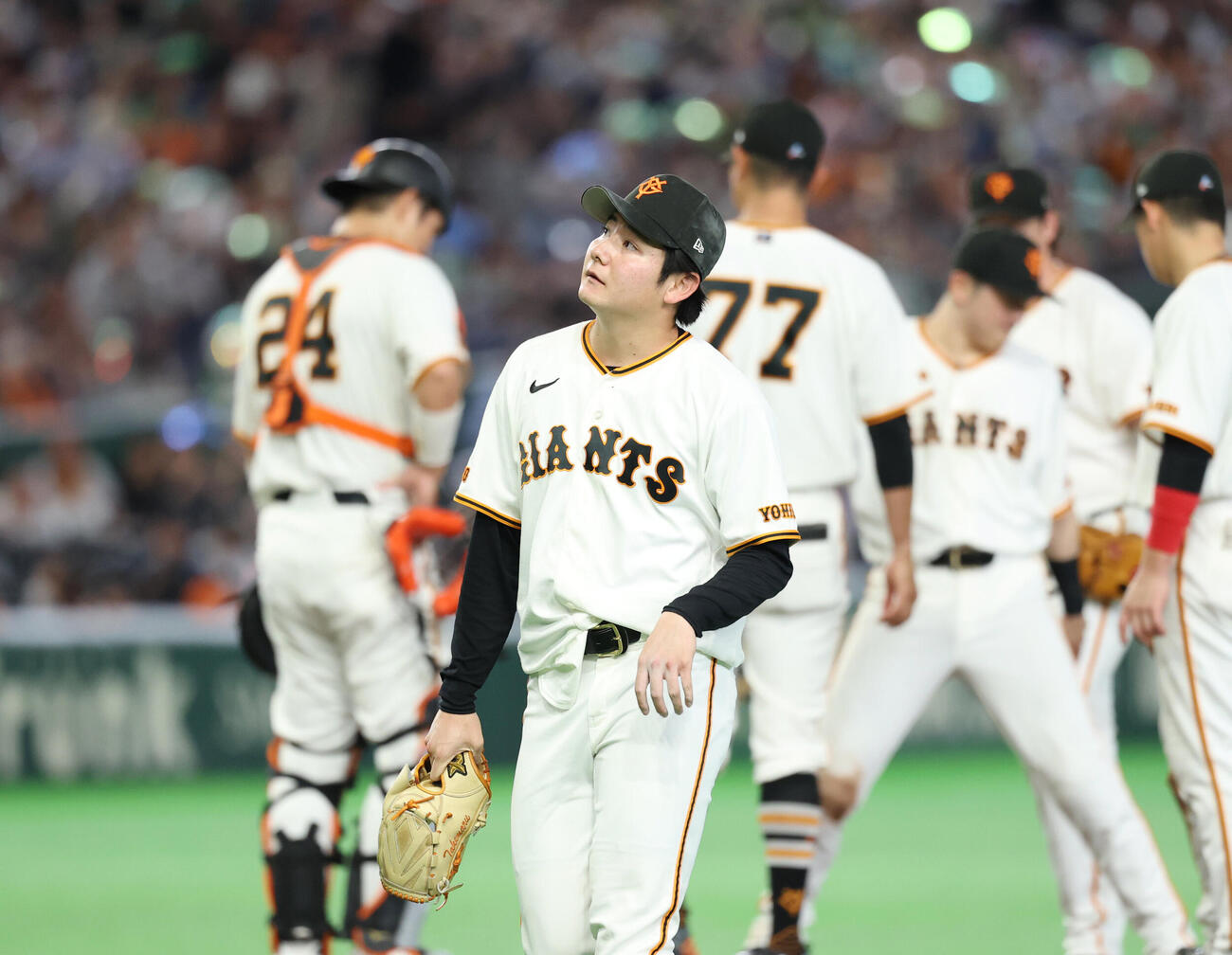 巨人対ヤクルト　7回表ヤクルト2死三塁、交代を告げられ降板する竹丸和幸（撮影・増田悦実）