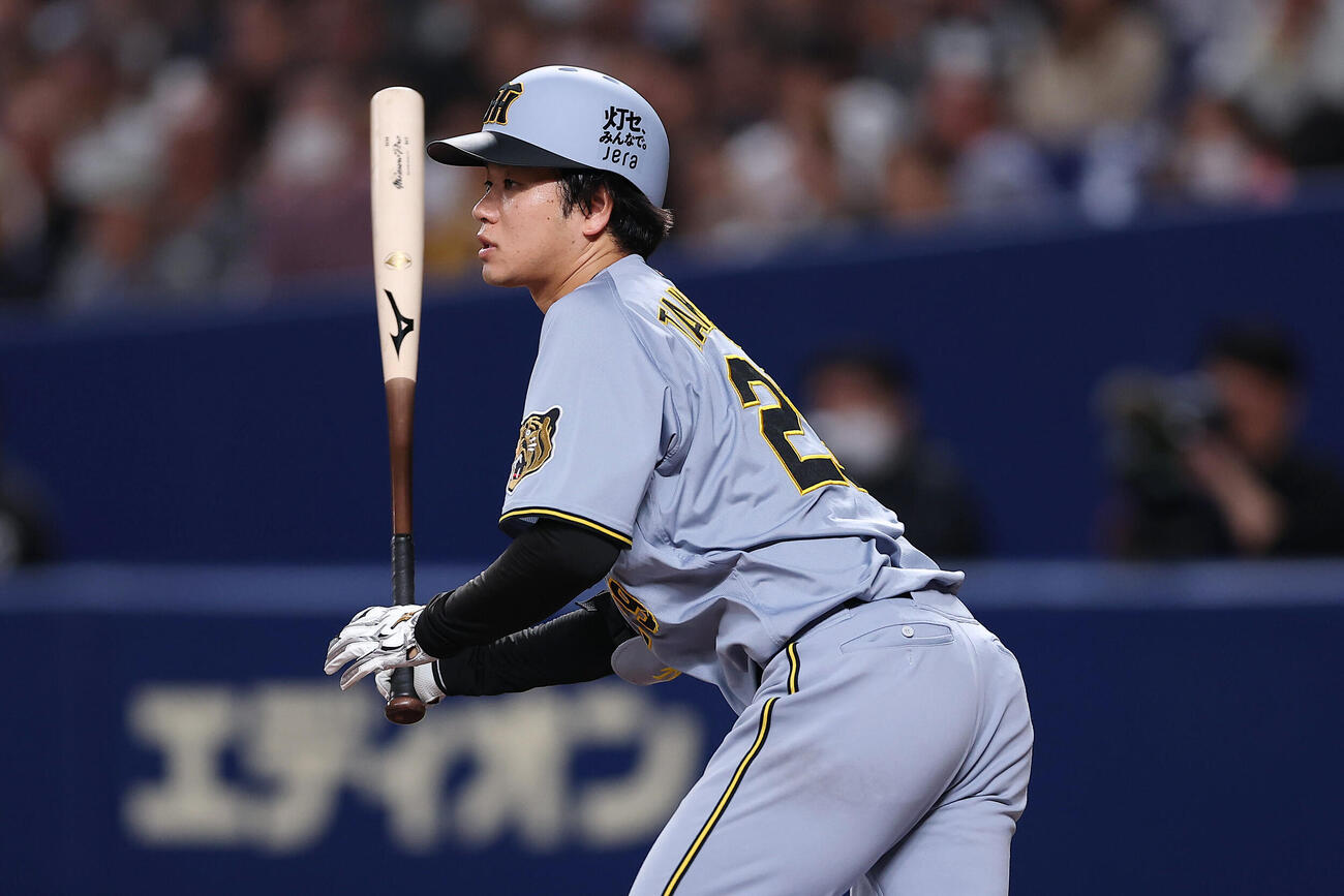 中日対阪神　6回表阪神無死、左前打を放つ高橋遥人（撮影・前田充）