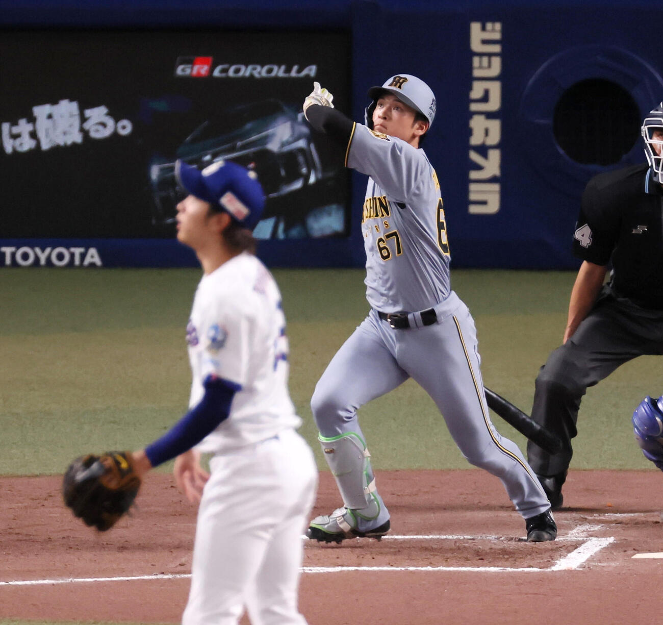 中日対阪神　6回表阪神無死一塁、高寺望夢は右越え2点本塁打を放つ。投手高橋宏斗（撮影・加藤哉）