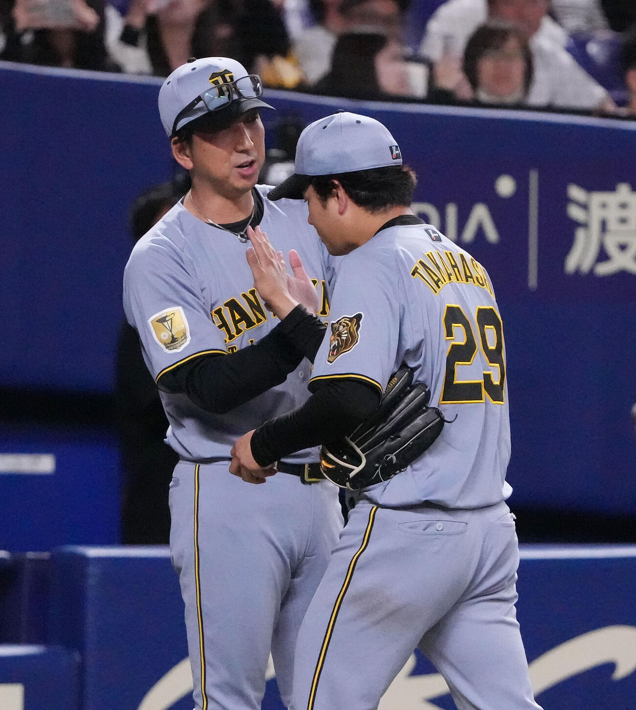 中日対阪神　試合終了、藤川球児監督（左）は完封した高橋遥人らナインを迎える（撮影・森本幸一）