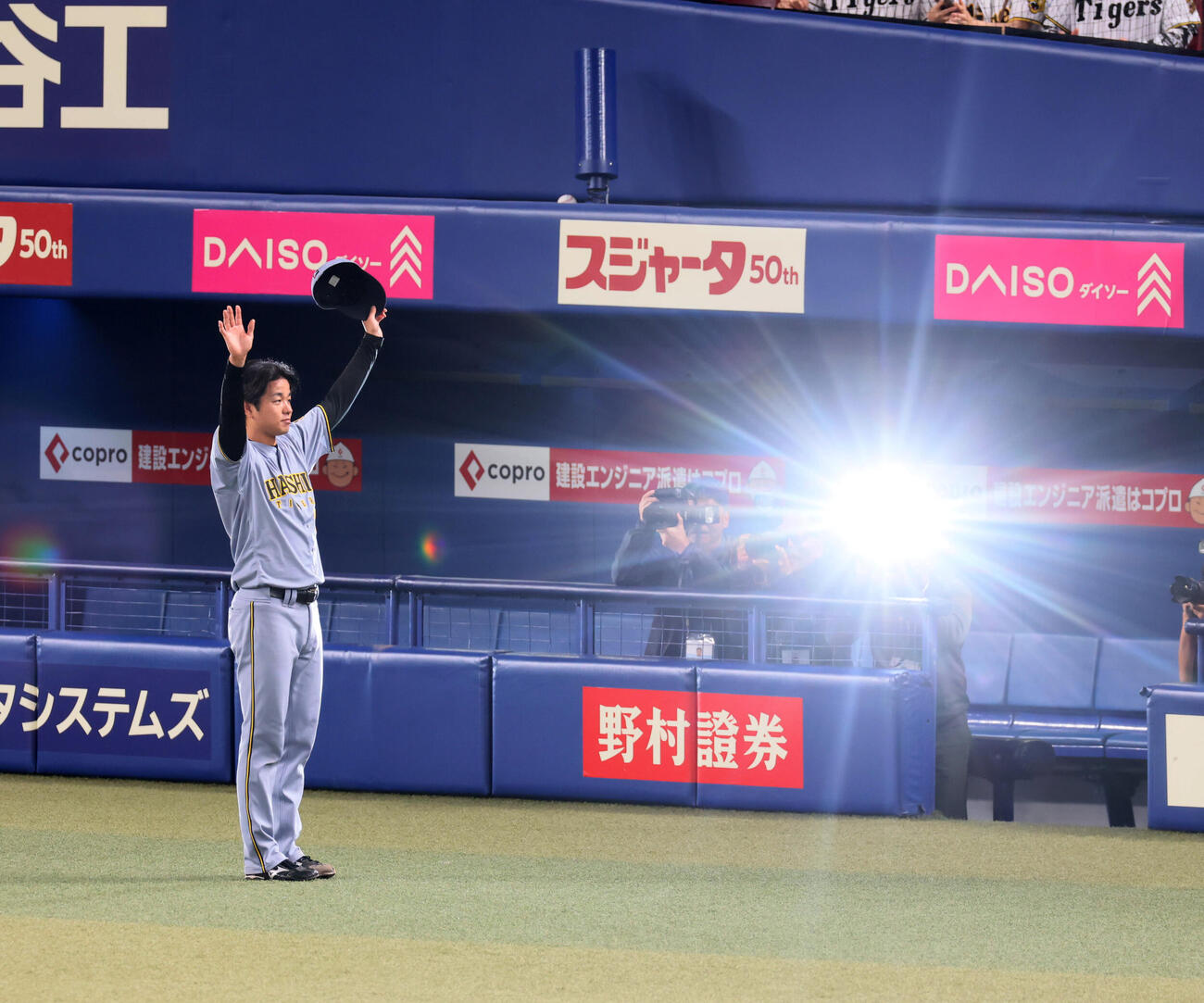 中日対阪神　ヒーローインタビューを終えスタンドに向かって手を振る阪神高橋遥人（撮影・加藤哉）