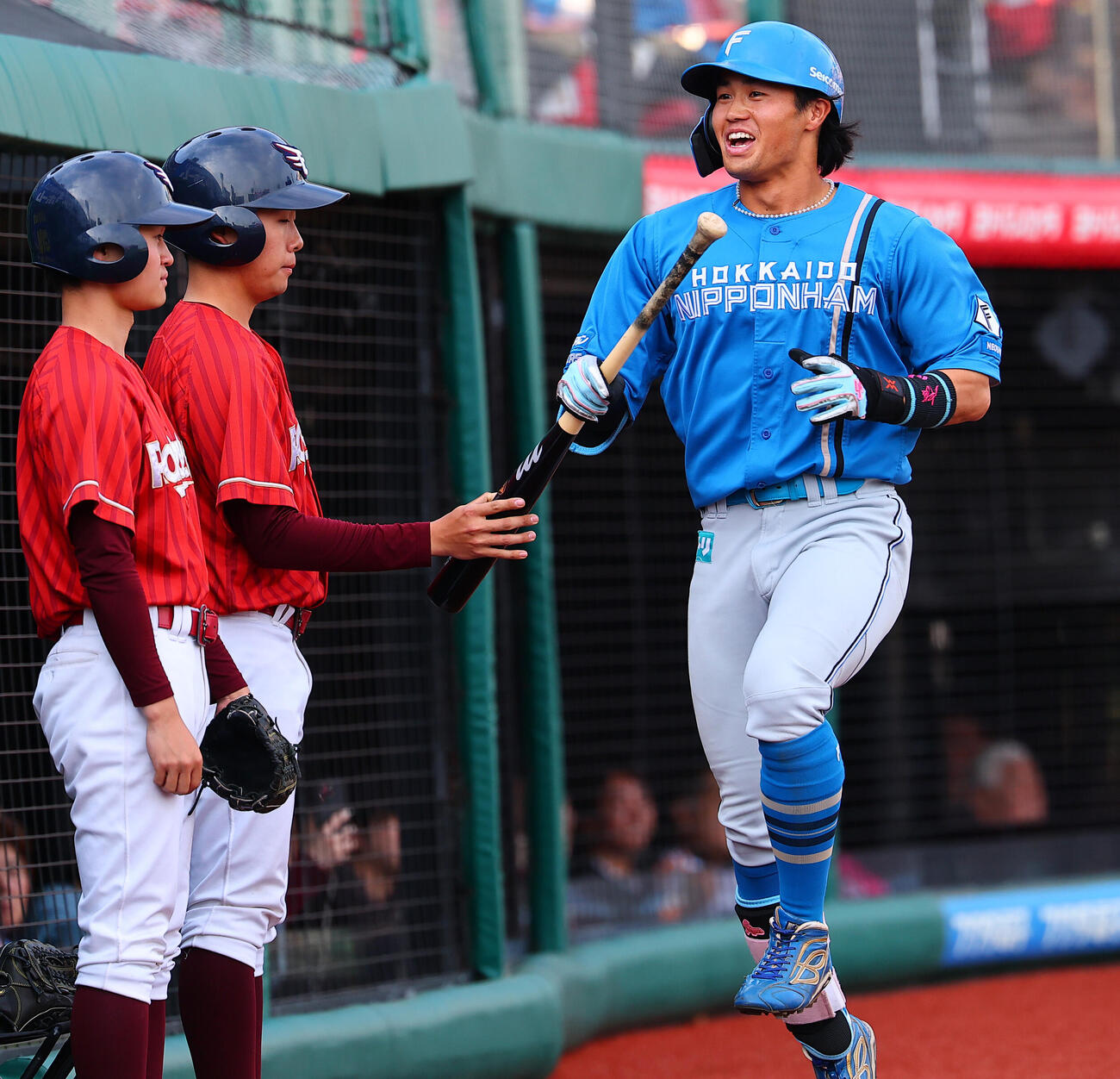 楽天対日本ハム　8回表日本ハム2死一、三塁、3点本塁打を放ち喜ぶ細川凌平（撮影・野上伸悟）