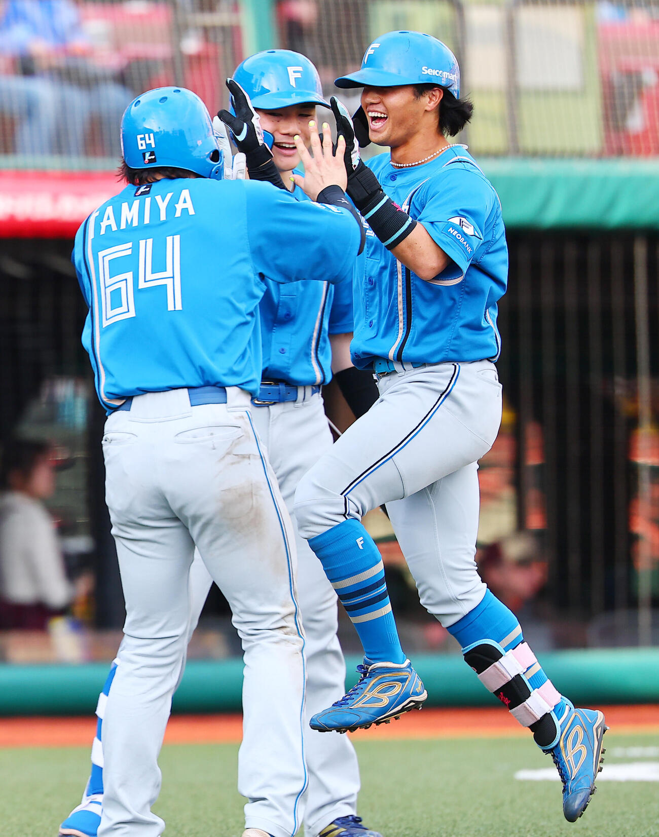 楽天対日本ハム　8回表日本ハム2死一、三塁、3点本塁打を放ち喜ぶ細川凌平（撮影・野上伸悟）