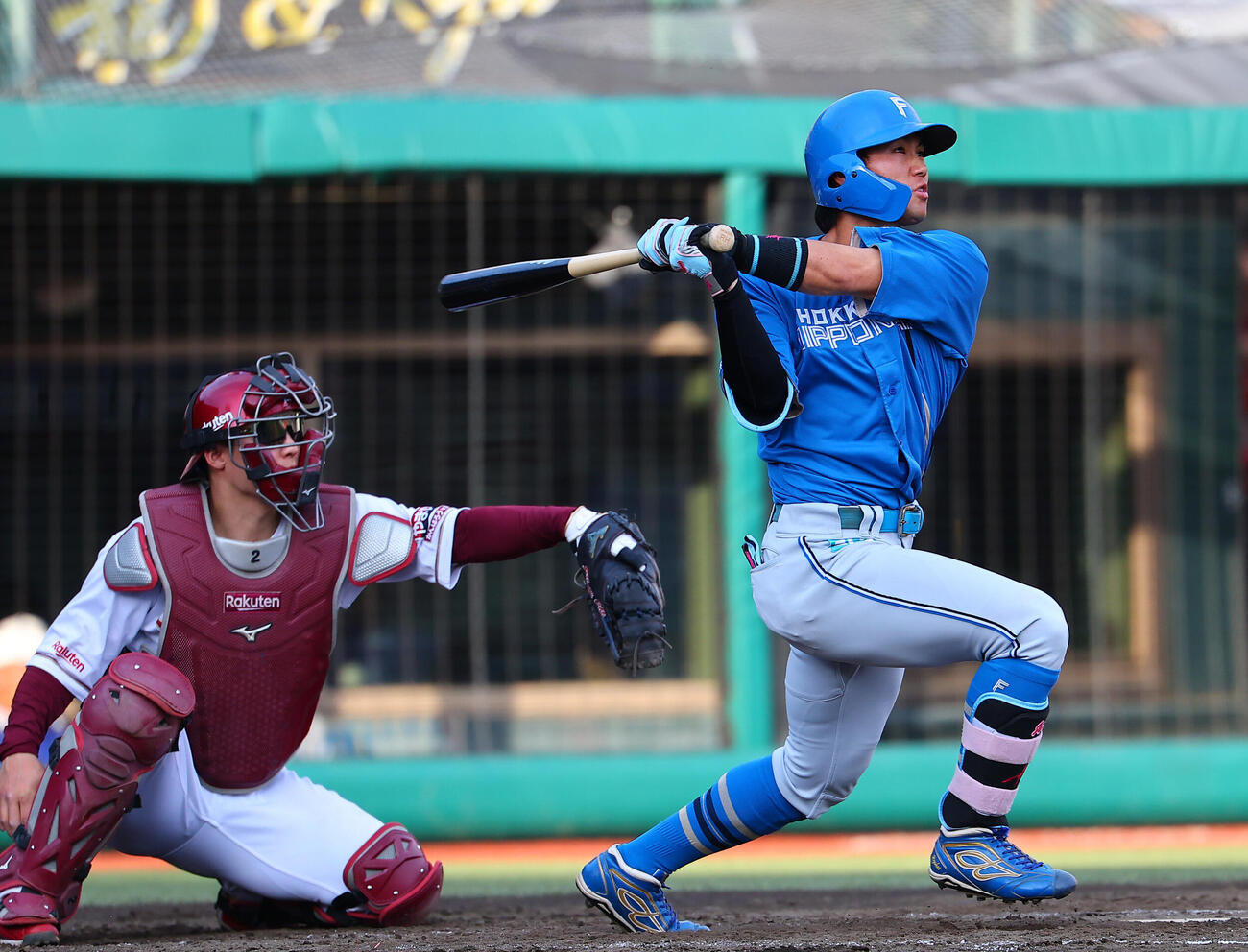 楽天対日本ハム　8回表日本ハム2死一、三塁、3点本塁打を放つ細川凌平（撮影・野上伸悟）