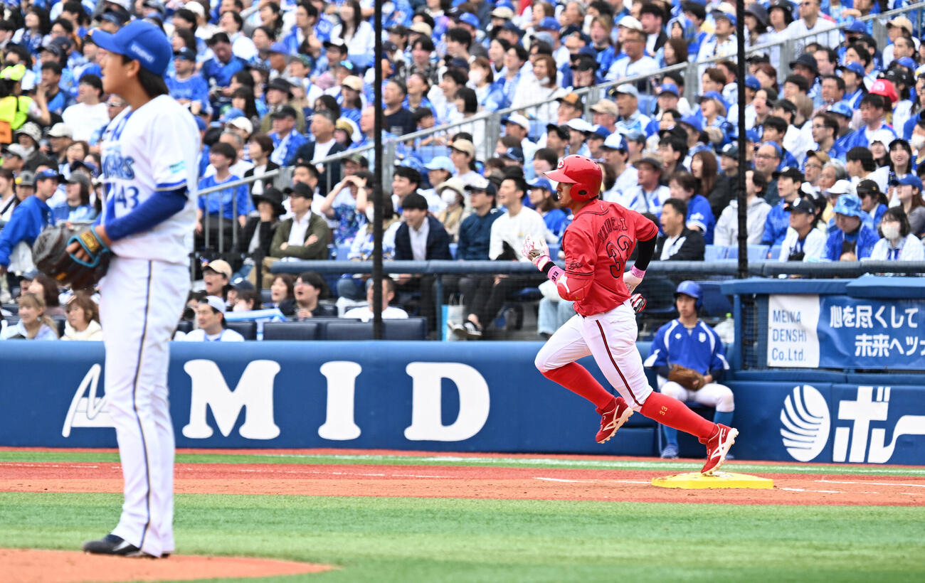 DeNA対広島　3回表広島2死一、二塁、DeNA深沢鳳介（左）から先制3点本塁打を放ち一塁を回る菊池涼介（撮影・千葉一成）