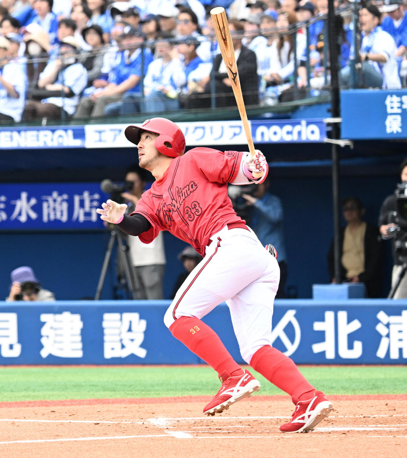 DeNA対広島　3回表広島2死一、二塁、菊池涼介が左越えに先制3点本塁打を放つ（撮影・千葉一成）