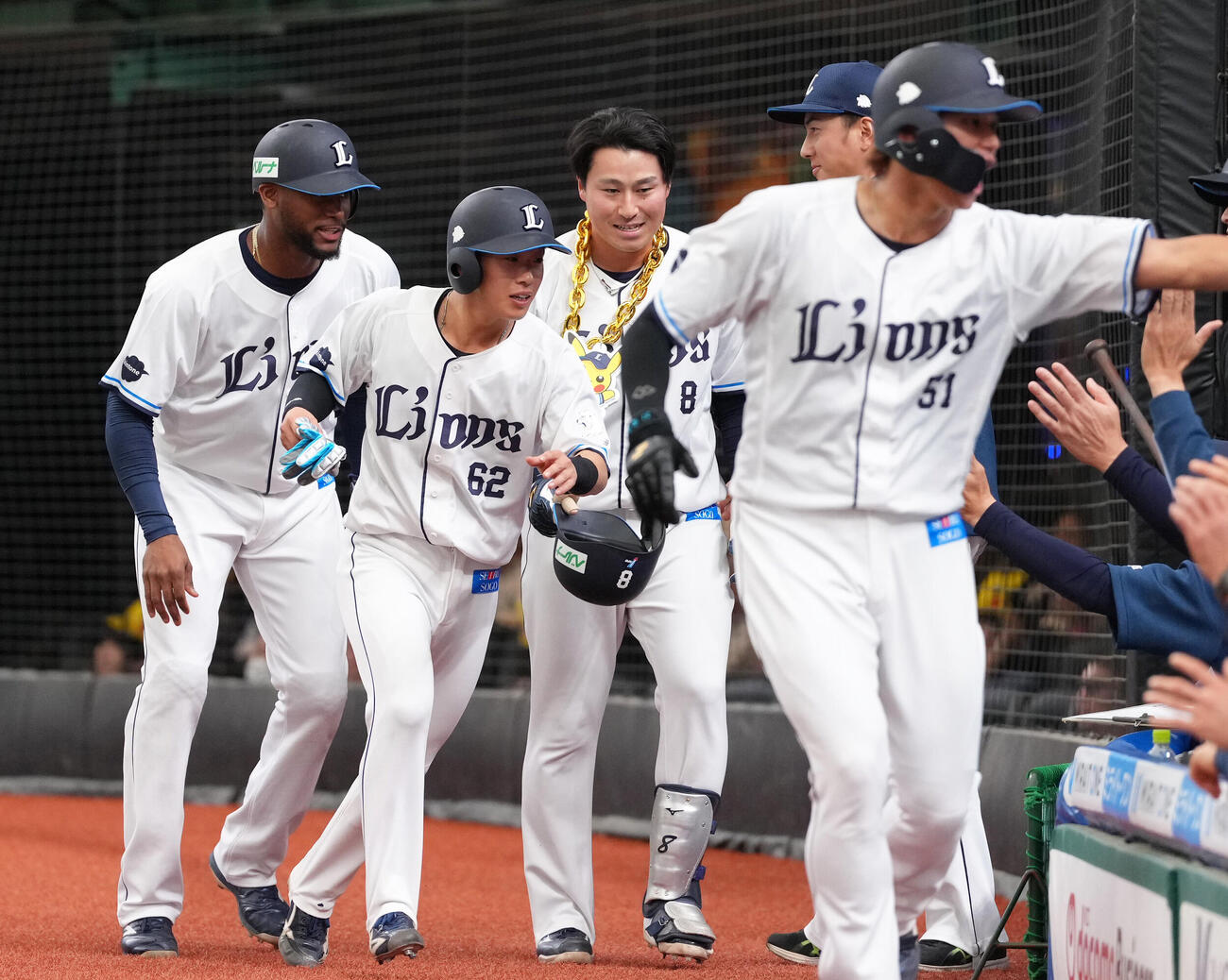 西武対ソフトバンク　2回裏西武1死満塁、満塁本塁打を放ち笑顔を見せる渡部聖弥（中央）（撮影・足立雅史）