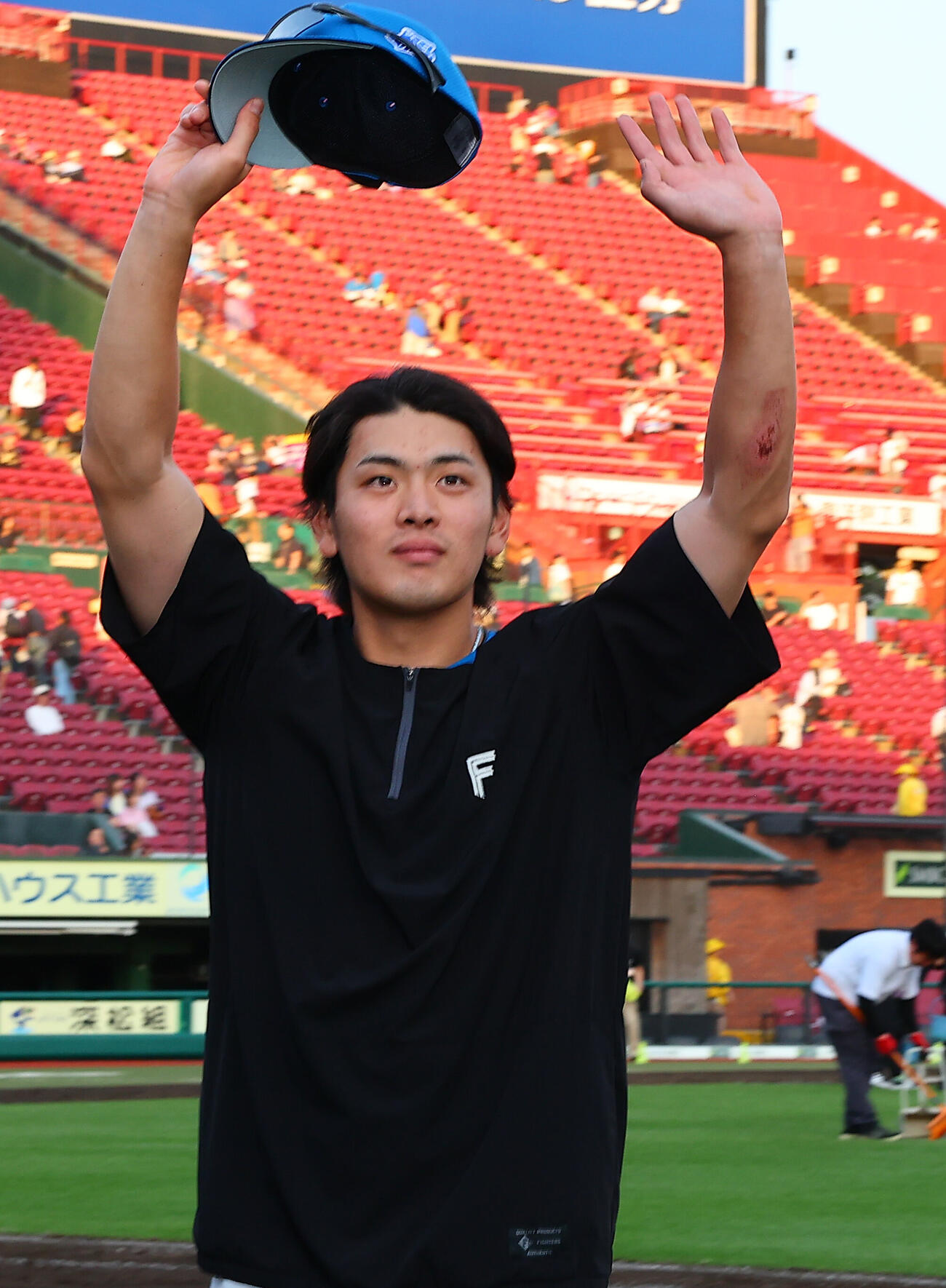 楽天対日本ハム　ヒーローインタビューを終え喜ぶ日本ハム野村佑希（撮影・野上伸悟）