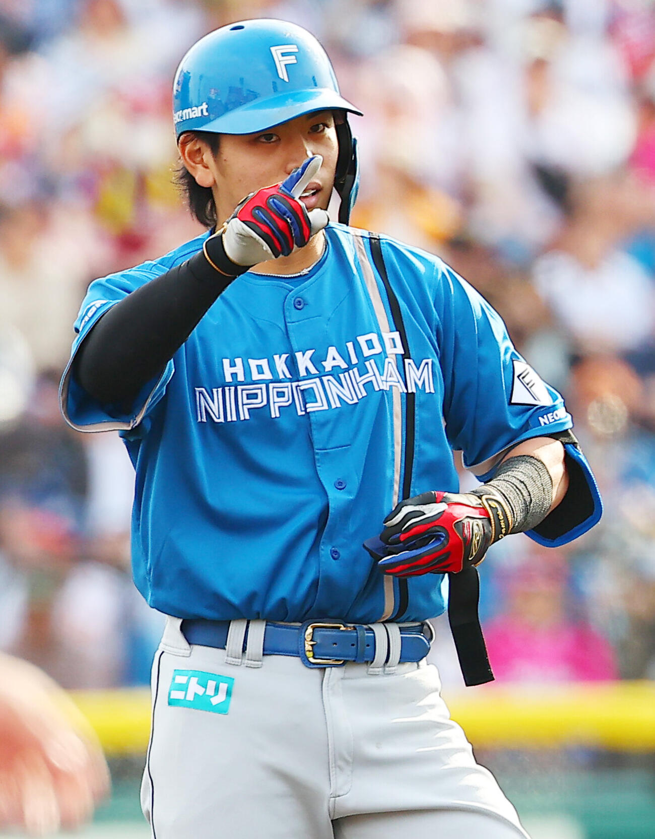 楽天対日本ハム　6回表日本ハム2死一、三塁、適時二塁打を放ち喜ぶ野村佑希（撮影・野上伸悟）