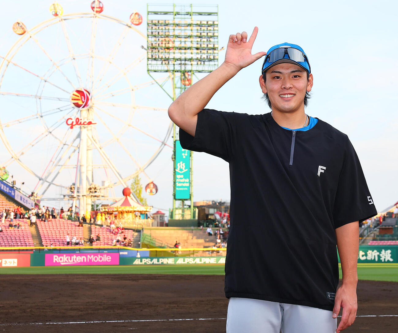 楽天対日本ハム　ヒーローインタビューを終え喜ぶ日本ハム野村佑希（撮影・野上伸悟）