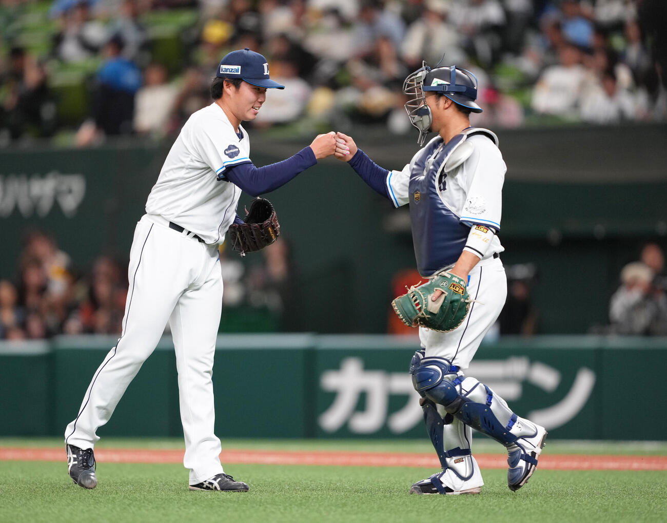 西武対ソフトバンク　勝利し、タッチを交わす西武の堀越啓太（左）と柘植世那（撮影・足立雅史）