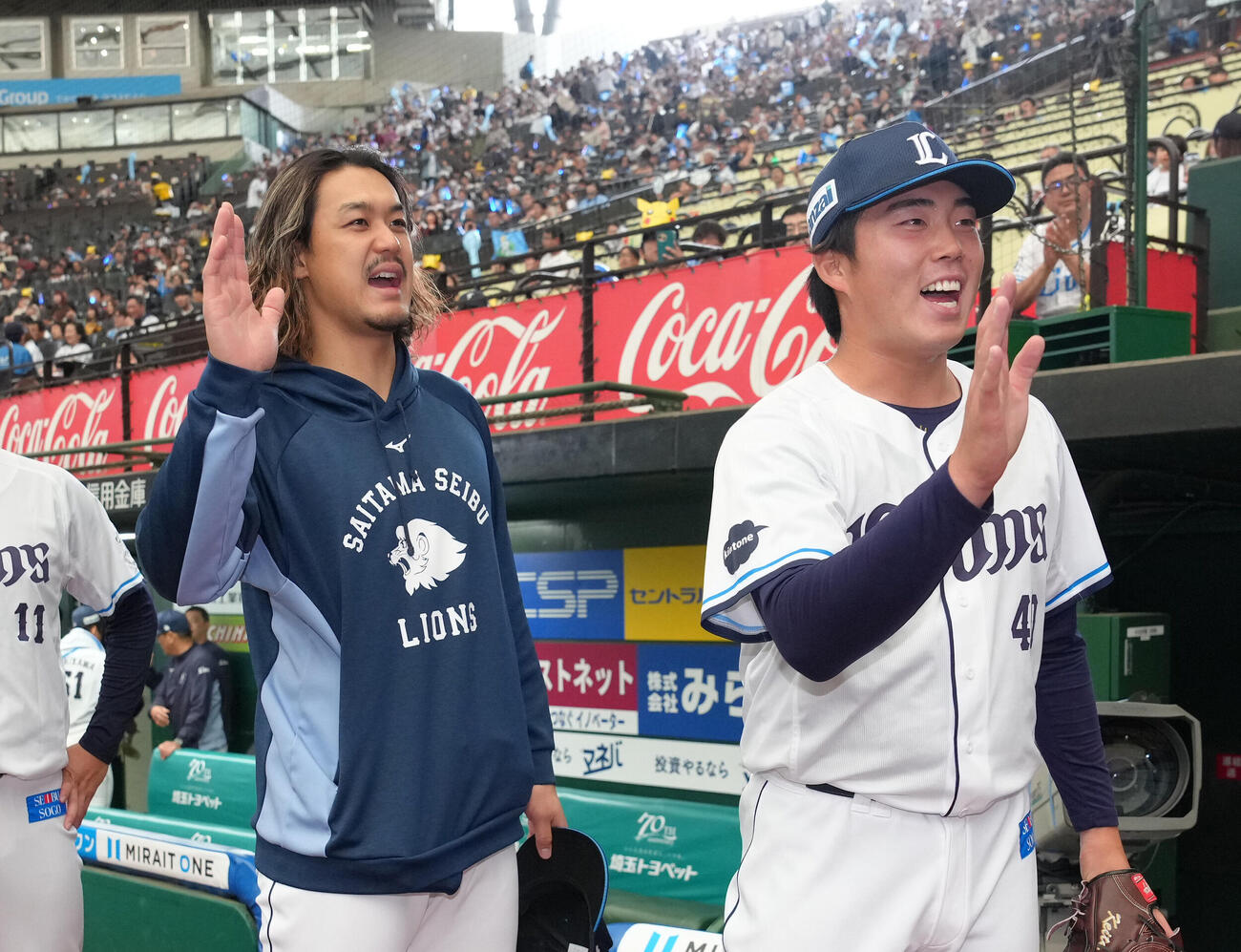 西武対ソフトバンク　ソフトバンクに快勝し、笑顔でタッチを交わす西武の高橋光成（左）と堀越啓太（撮影・足立雅史）