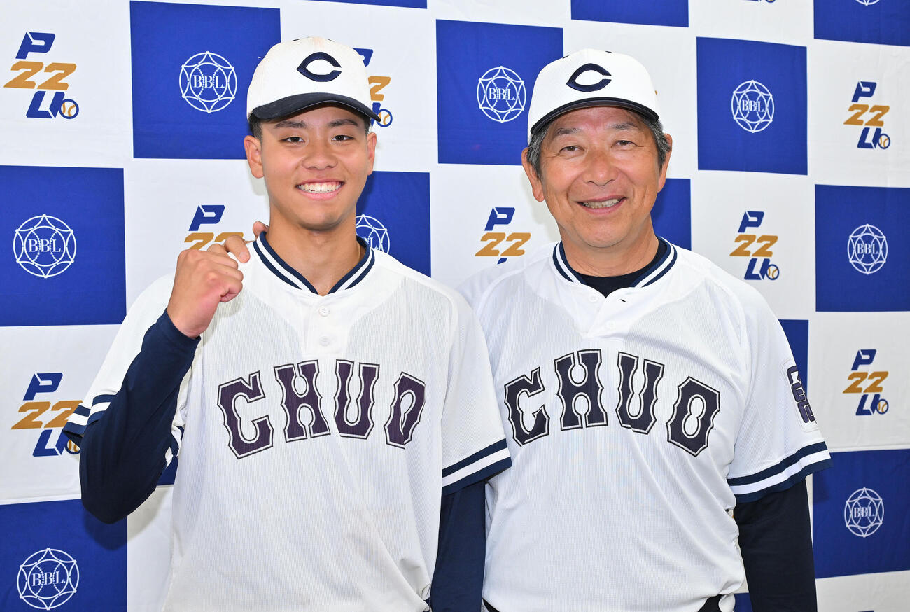 立正大対中大　試合後、笑顔で写真に納まる中大・西村一毅（左）と清水達也監督（撮影・滝沢徹郎）