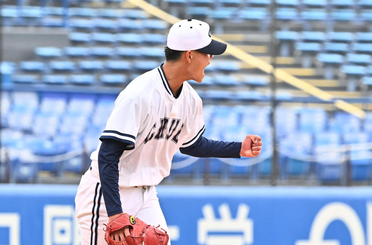 立正大対中大　8回表立正大2死二塁、高田庵冬を見逃し三振に仕留めガッツポーズするく西村一毅（撮影・滝沢徹郎）