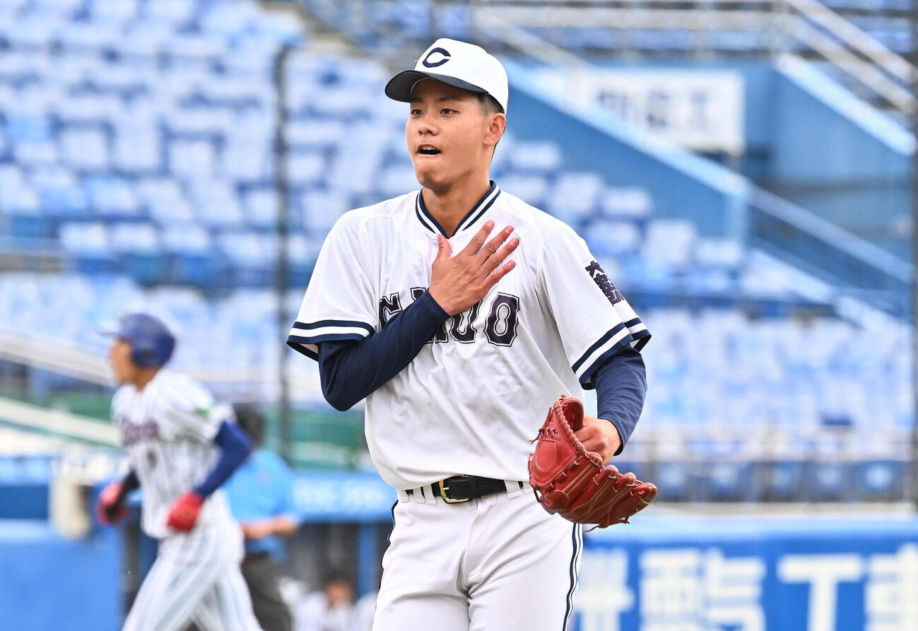 立正大対中大　8回表立正大2死二塁、高田庵冬を見逃し三振に仕留め胸をたたく西村一毅（撮影・滝沢徹郎）