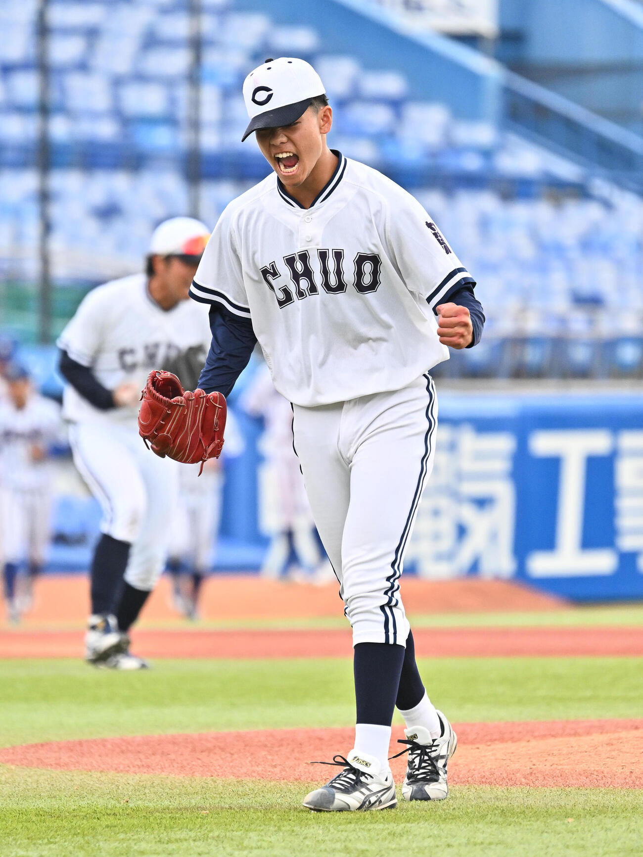 立正大対中大　9回表立正大2死一塁、藤崎凌太郎を遊ゴロに仕留め雄たけびを上げる西村一毅（撮影・滝沢徹郎）